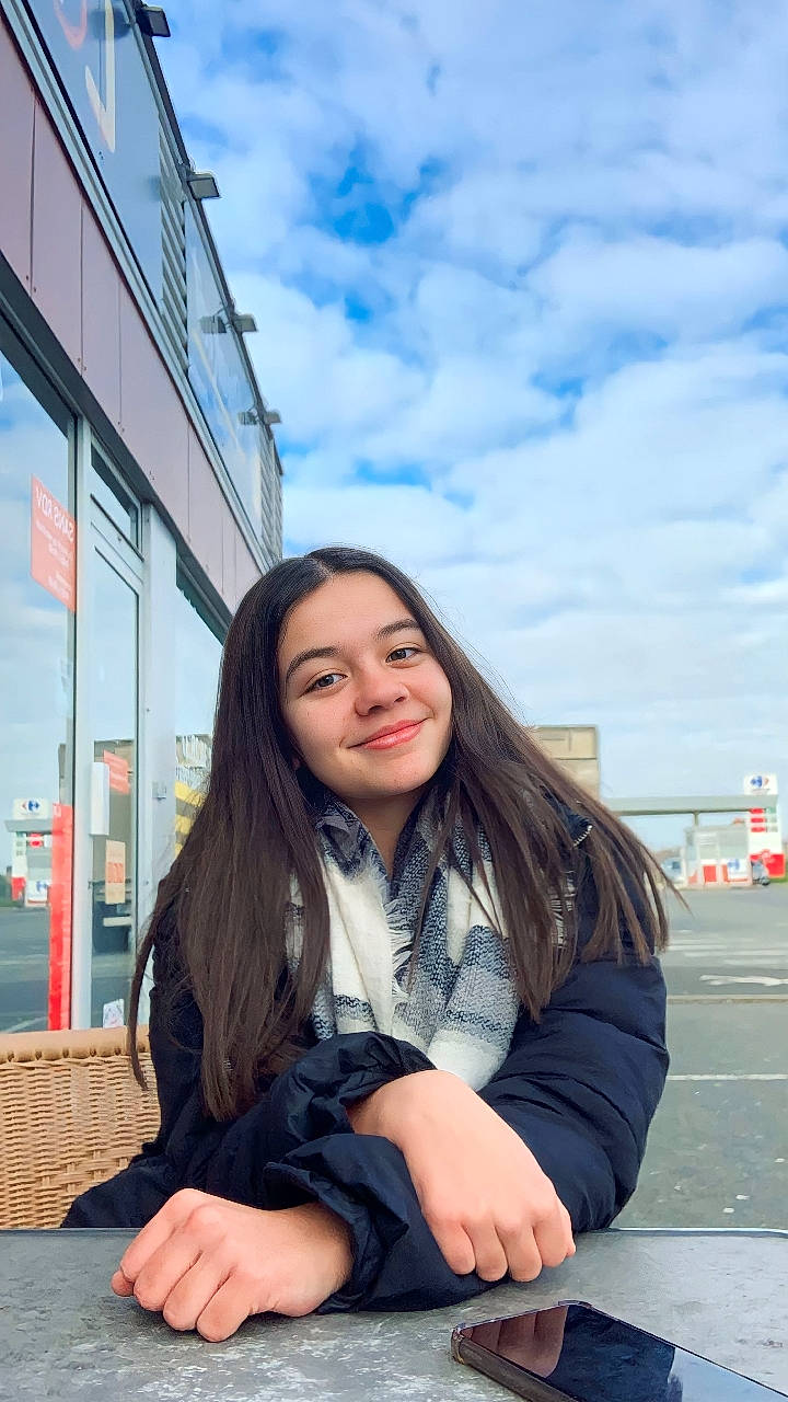 Inaya a rejoint le concours — aidez-le/la à gagner de superbes lots ! beauty, brown_hair, city, cloud, denim, electric_blue, flash_photography, fun, happy, joy, leisure, lip, person, recreation, roof, sitting, sky, smile, standing, thigh