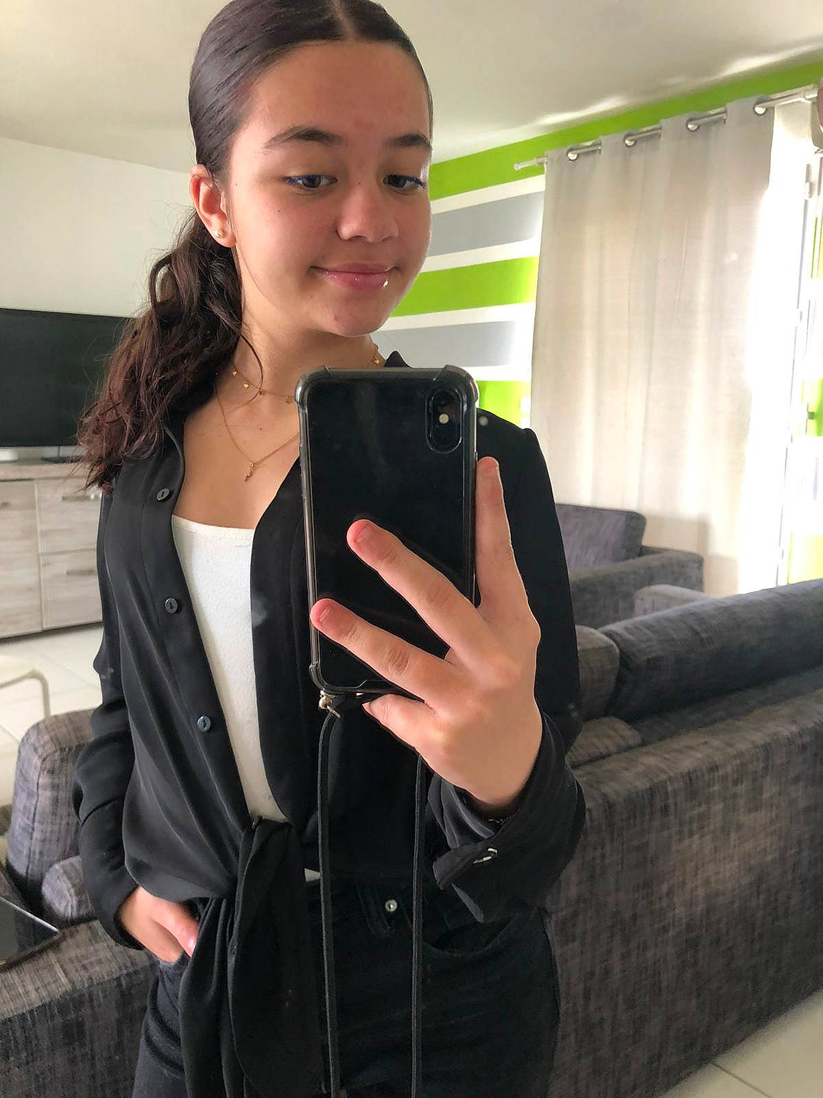 Inaya participe au concours pour gagner de l'argent avec cette photo : black_hair, blazer, collar, communication_device, curtain, electronic_device, eyewear, finger, formal_wear, gadget, hairstyle, hand, joint, joy, mobile_phone, neck, outerwear, person, portable_communications_device, shoulder