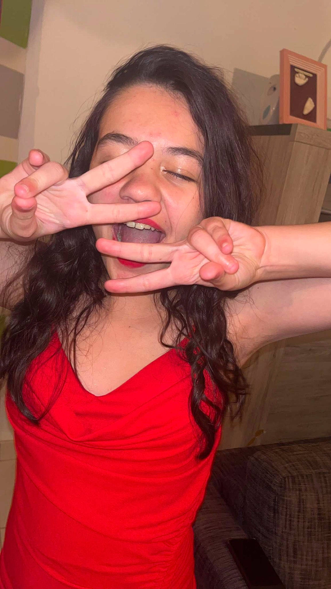 Inaya participe au concours pour gagner de l'argent avec cette photo : arm, cheek, chin, ear, eyebrow, eyelash, hair, hand, human_body, jaw, joint, lip, mouth, muscle, neck, nose, organ, person, shoulder, skin