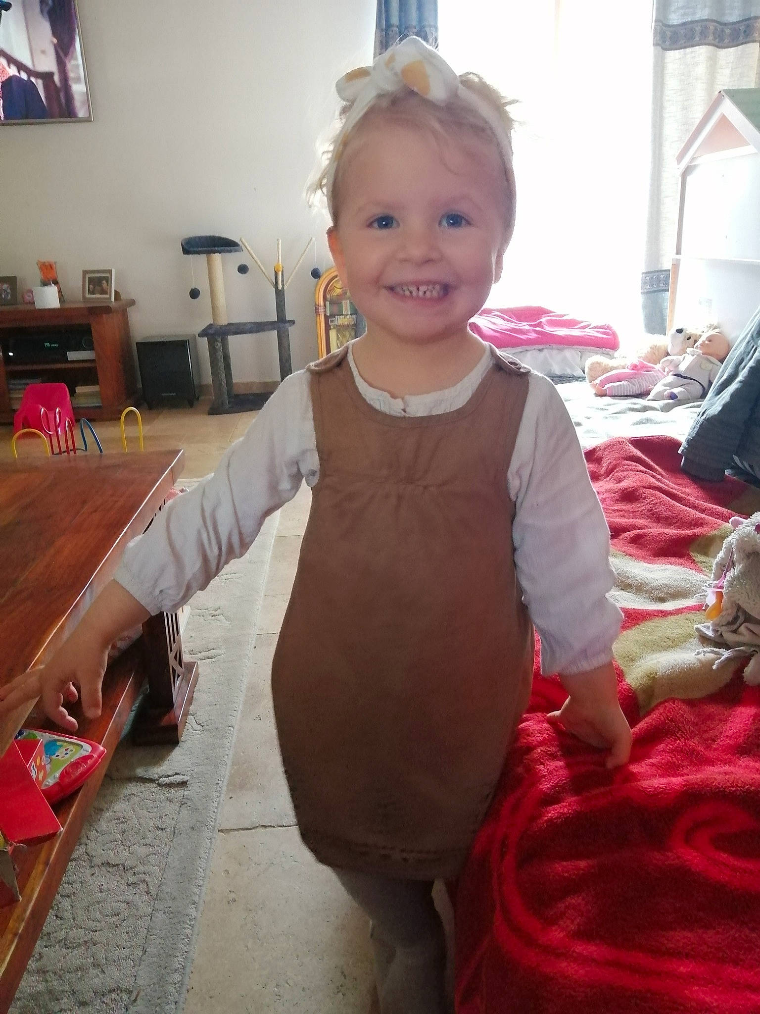 Angelina a rejoint le concours — aidez-le/la à gagner de superbes lots ! baby, baby_toddler_clothing, carpet, child, event, floor, flooring, fun, happy, hardwood, iris, joint, joy, luggage_and_bags, magenta, person, picture_frame, shoulder, sitting, smile