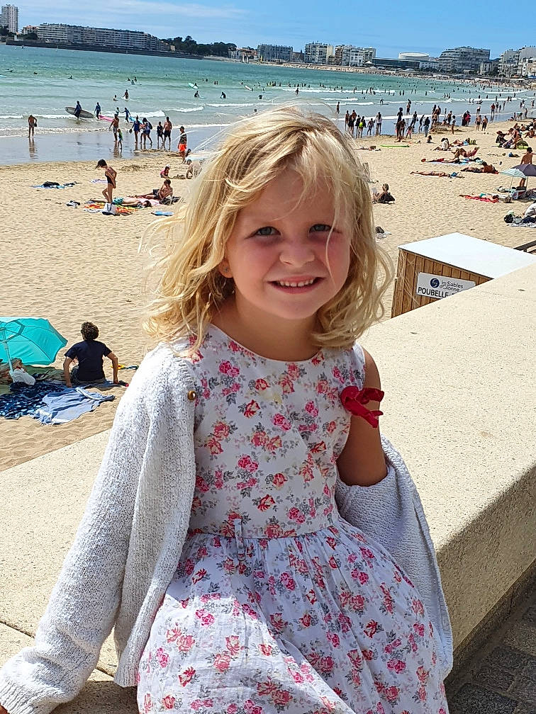 Angelina participe au concours pour gagner de l'argent avec cette photo : beach, beauty, blue, event, fun, hairstyle, happy, holiday, joy, leisure, people_on_beach, person, recreation, sand, shore, sky, sleeve, smile, summer, toddler