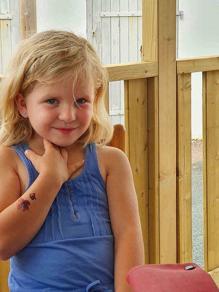 Angelina a rejoint le concours — aidez-le/la à gagner de superbes lots ! abdomen, blond, brown_hair, chair, chest, child, electric_blue, face, fun, happy, human_leg, joy, leisure, person, sitting, smile, surfer_hair, thigh, toddler, waist