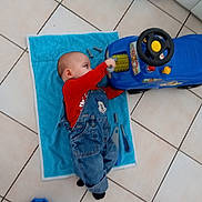 Tiago a rejoint le concours — aidez-le/la à gagner de superbes lots ! child, fictional_character, floor, flooring, play, tile, toddler