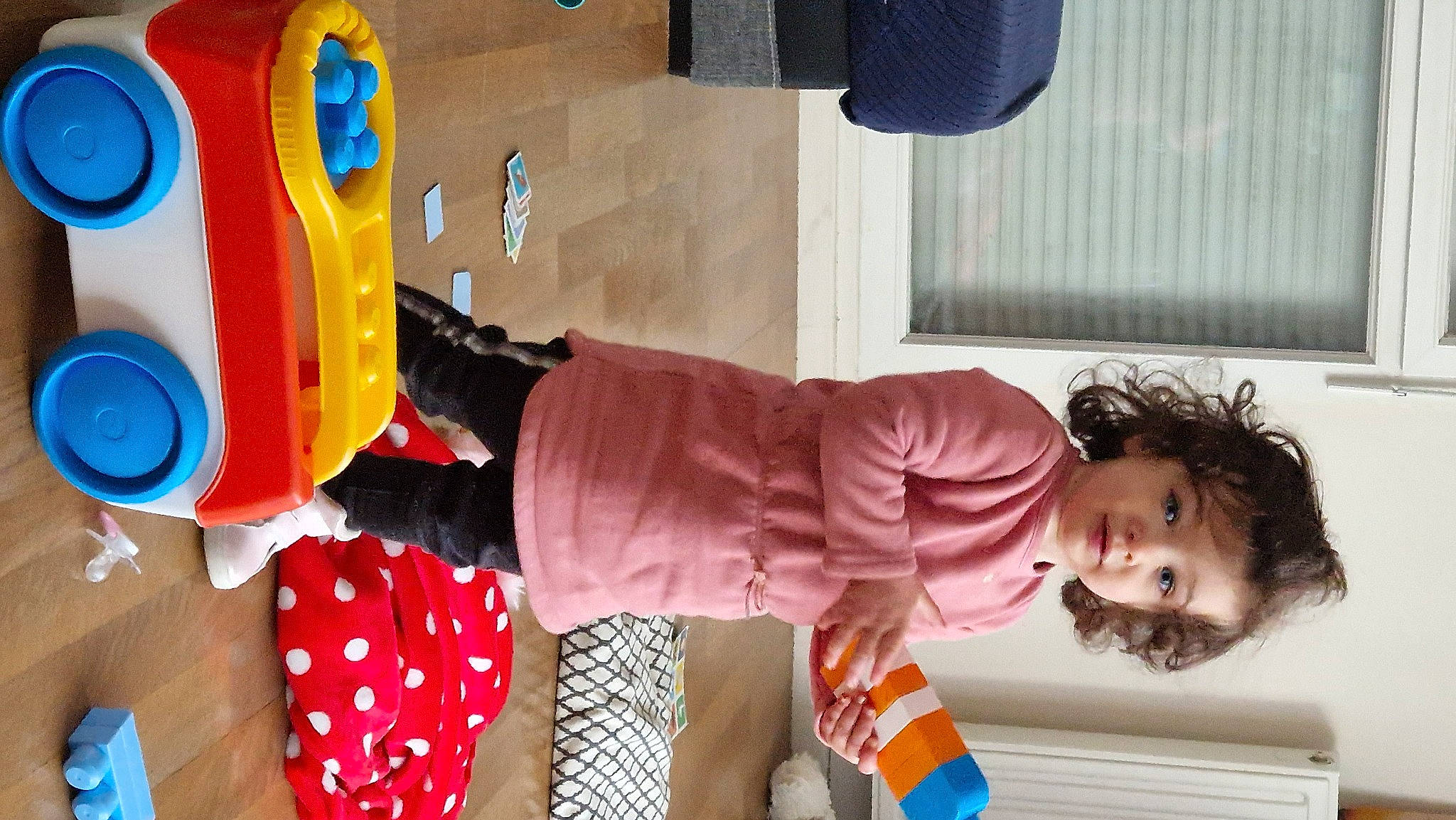 Lea a rejoint le concours — aidez-le/la à gagner de superbes lots ! baby_products, baby_toddler_clothing, baby_toys, child, fun, happy, human_leg, leisure, magenta, nightwear, pajamas, pattern, person, play, room, sandal, sleeve, t_shirt, thigh, toddler