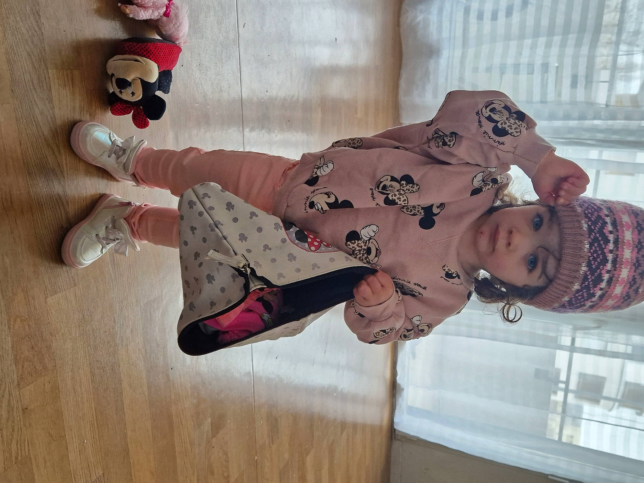 Léa participe au concours pour gagner de l'argent avec cette photo : baby_toddler_clothing, carmine, child, comfort, dress, flooring, foot, fur, hardwood, headwear, human_leg, knee, pattern, person, sleeve, sock, thigh, toddler, wood, wood_flooring