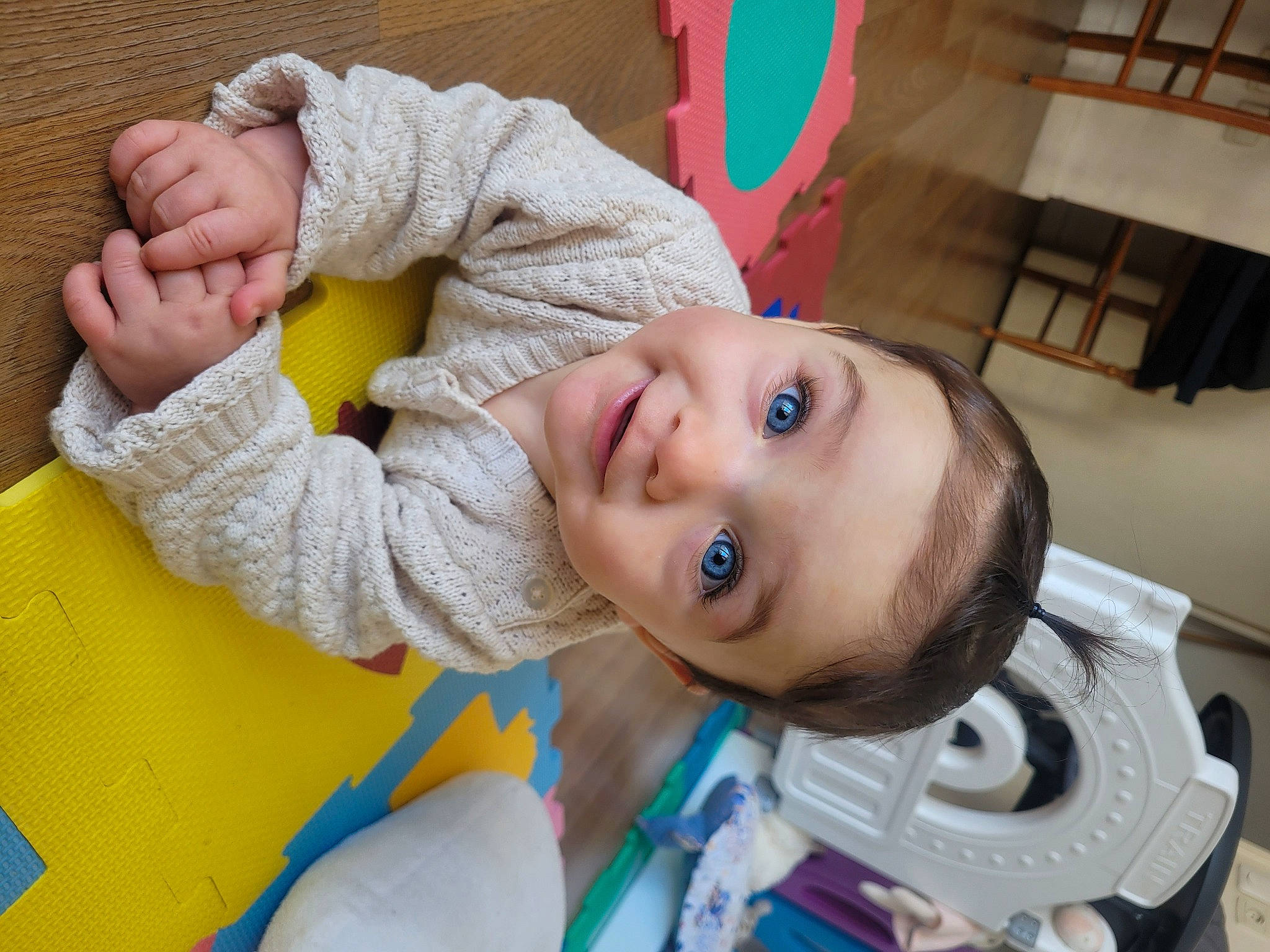 Lea participe au concours pour gagner de l'argent avec cette photo : baby, baby_products, baby_toddler_clothing, chair, cheek, child, comfort, eye, fun, gesture, happy, leisure, nose, person, plant, play, sitting, skin, smile, textile