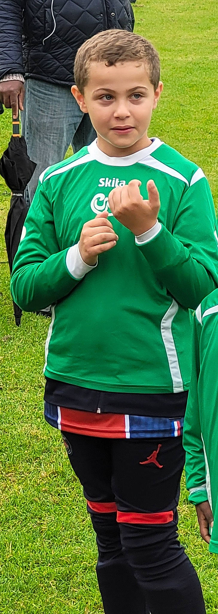 Noa a rejoint le concours — aidez-le/la à gagner de superbes lots ! active_shirt, belt, competition_event, gesture, grass, green, hoodie, jersey, muscle, person, personal_protective_equipment, player, sleeve, sports_jersey, sports_uniform, sportswear, t_shirt, team, team_sport, uniform