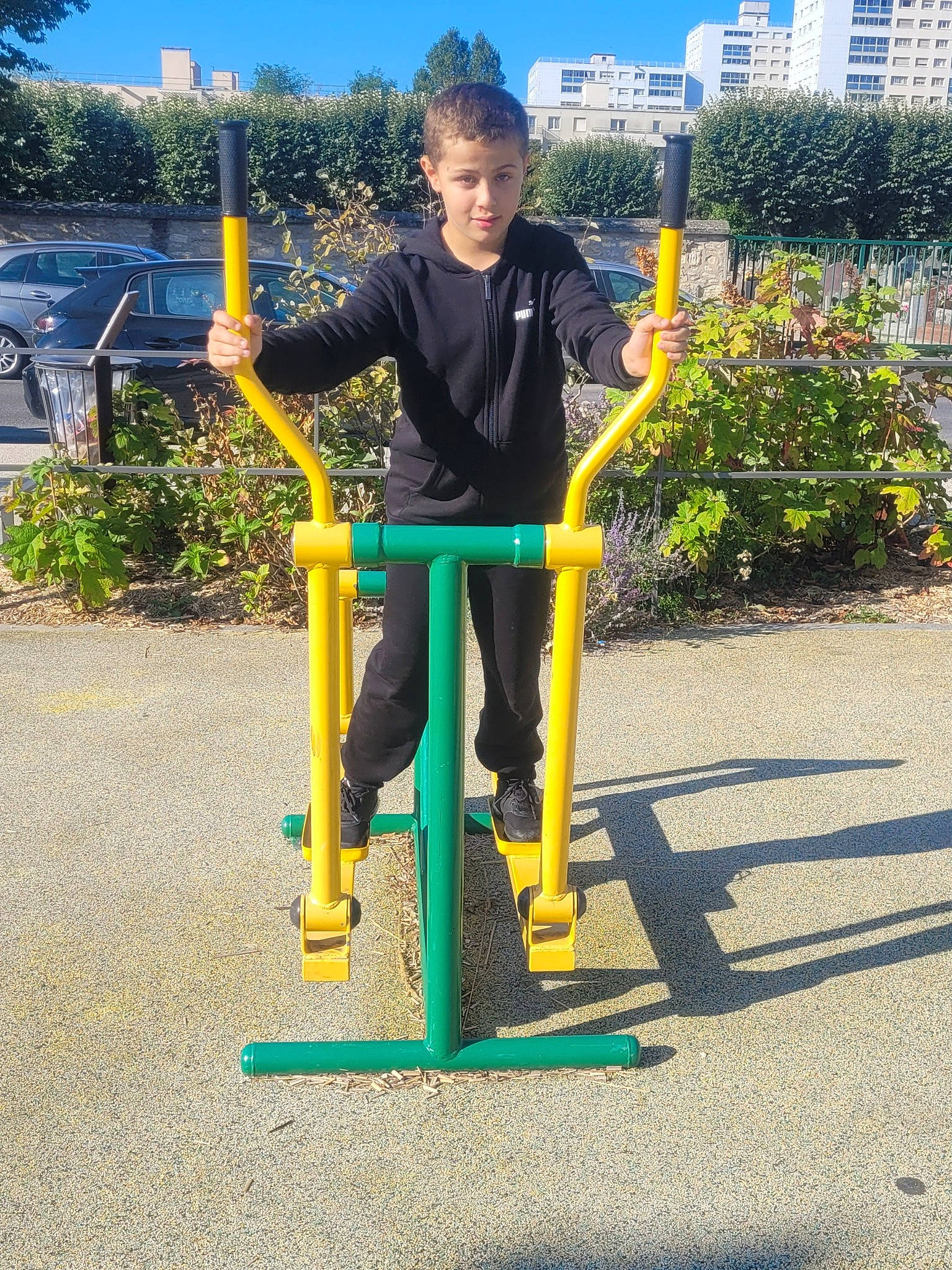 Noa a rejoint le concours — aidez-le/la à gagner de superbes lots ! active_pants, balance, building, chute, city, electric_blue, fun, grass, leisure, outdoor_play_equipment, people_in_nature, person, plant, play, recreation, sky, sweatpant, t_shirt, toddler, tree