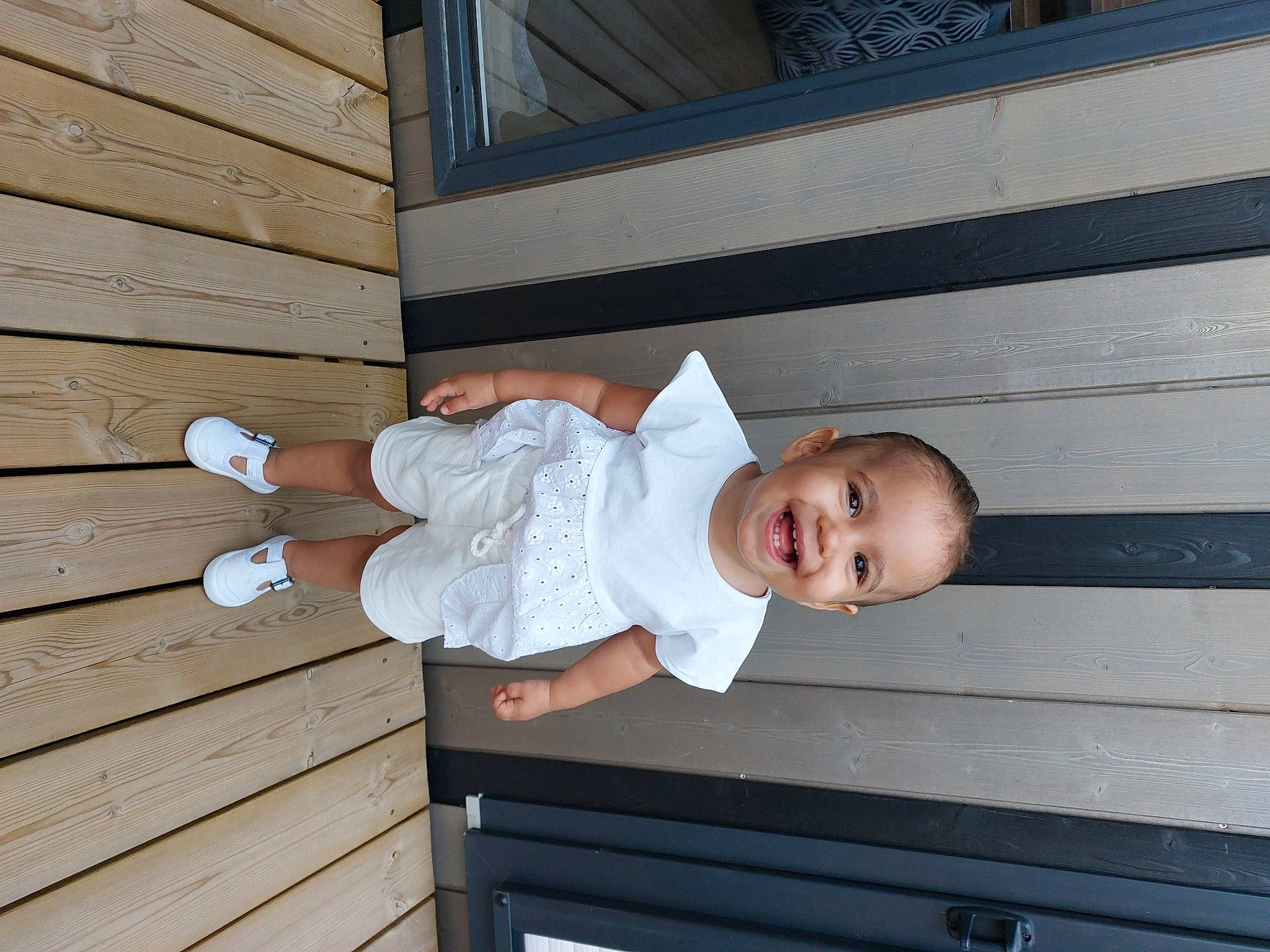 Aleyna participe au concours pour gagner de l'argent avec cette photo : baby, baby_products, baby_safety, baby_toddler_clothing, child, comfort, dress, eye, face, happy, hardwood, human_body, joy, pattern, person, sitting, sleeve, t_shirt, toddler, tree