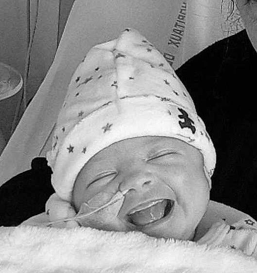 Lily-rose a rejoint le concours — aidez-le/la à gagner de superbes lots ! baby, bed, bedding, bedtime, black, cheek, comfort, eye, fun, happy, head, headgear, headwear, human_body, linens, monochrome, monochrome_photography, mouth, person, smile