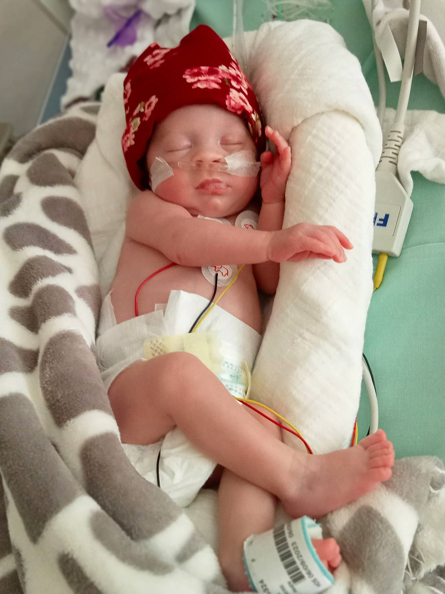 Lily Rose participe au concours pour gagner de l'argent avec cette photo : abdomen, baby, baby_sleeping, baby_toddler_clothing, bedding, bedtime, child, comfort, elbow, foot, hat, headwear, human_leg, knee, linens, nap, person, sock, thigh, thumb