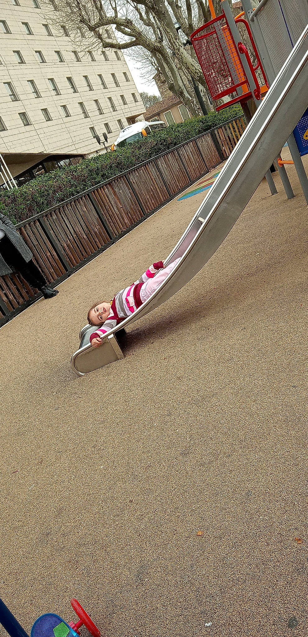 Sélène participe au concours pour gagner de l'argent avec cette photo : asphalt, automotive_exterior, building, bumper, city, concrete, flooring, font, grass, landscape, metal, motor_vehicle, person, plant, recreation, road, road_surface, sidewalk, tints_and_shades, tree