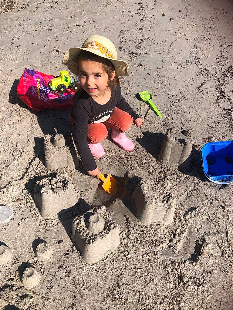 Sélène participe au concours pour gagner de l'argent avec cette photo : beach, cap, child, fashion_accessory, fun, happy, hat, headgear, landscape, people_in_nature, person, play, recreation, sand, shadow, shovel, smile, soil, sun_hat, toddler