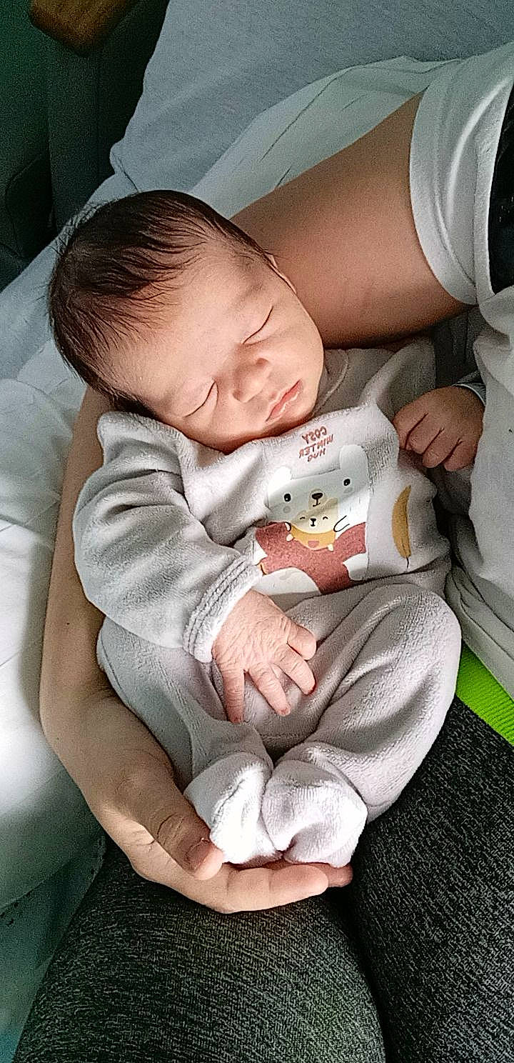 Loukas a rejoint le concours — aidez-le/la à gagner de superbes lots ! baby, baby_products, baby_toddler_clothing, cheek, child, comfort, elbow, eye, gesture, head, human_body, knee, lap, leg, mouth, nail, person, sitting, skin, thigh