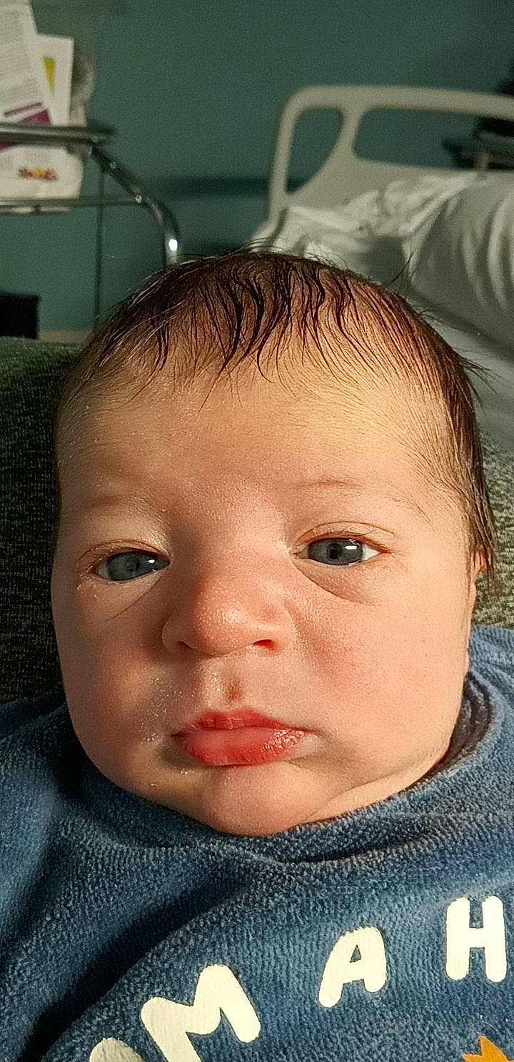 Loukas a rejoint le concours — aidez-le/la à gagner de superbes lots ! baby, bathing, cheek, child, chin, close_up, comfort, ear, eye, eyebrow, eyelash, forehead, iris, jaw, lip, mouth, no_expression, nose, person, skin