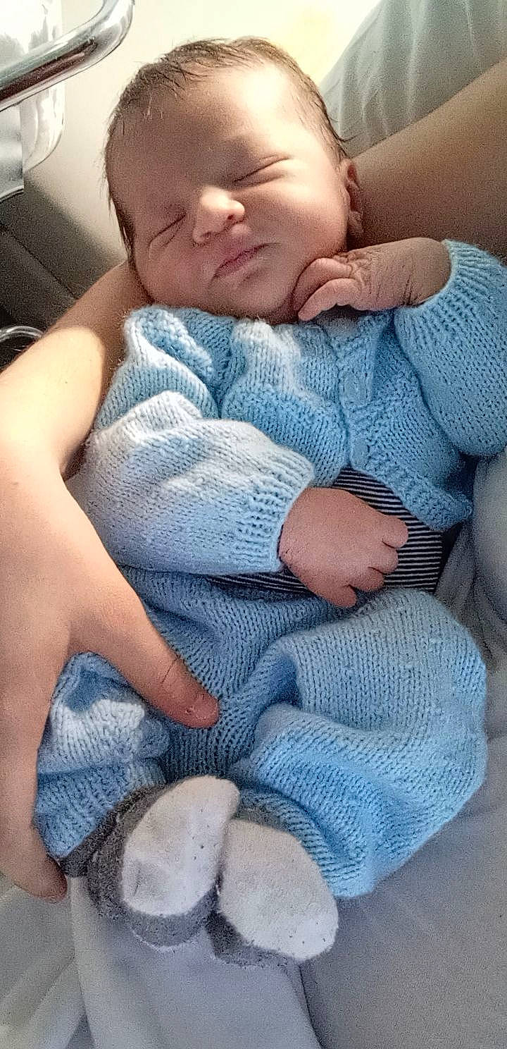 Loukas a rejoint le concours — aidez-le/la à gagner de superbes lots ! arm, azure, baby, baby_sleeping, baby_toddler_clothing, blue, cheek, comfort, eye, face, finger, gesture, hand, joint, leg, mouth, person, skin, textile, thumb