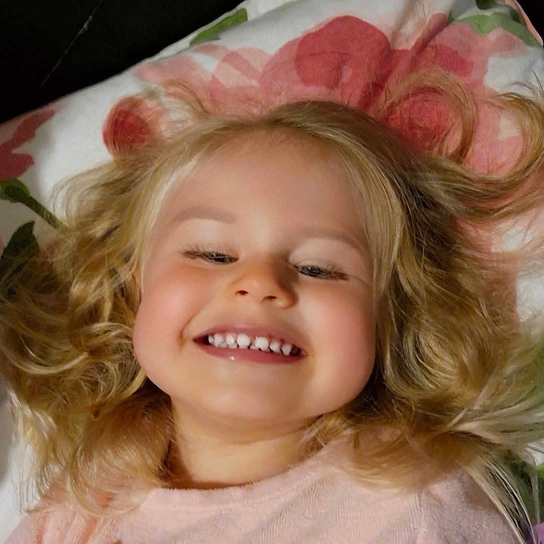 Cyrillia participe au concours pour gagner de l'argent avec cette photo : bodypart, child, clothing, face, female, finger, furniture, girl, hand, happy, hat, head, homedecor, laughing, mouth, person, photography, portrait, smile, teeth