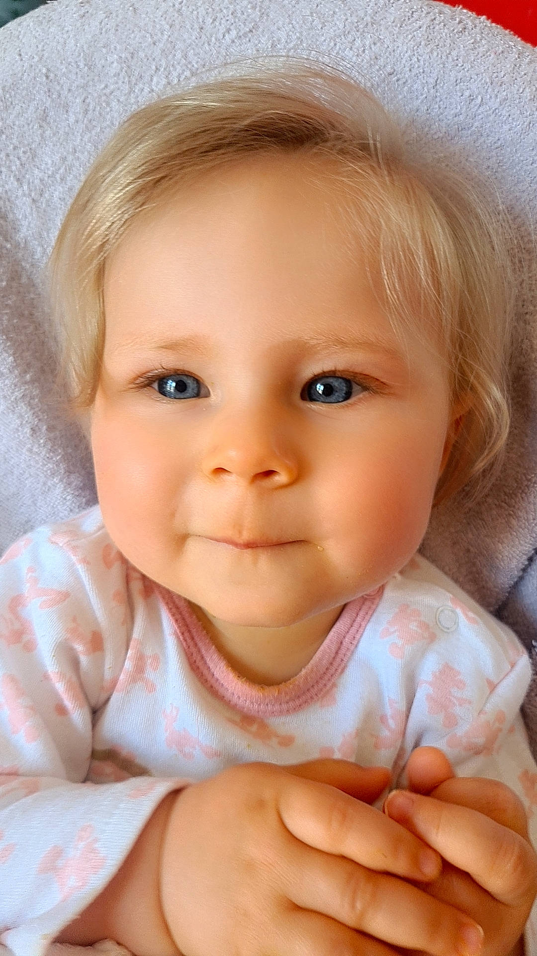 Cyrillia a rejoint le concours — aidez-le/la à gagner de superbes lots ! baby, baby_toddler_clothing, cheek, chin, eye, eyebrow, eyelash, finger, gesture, happy, head, iris, lip, mouth, nail, nose, person, skin, smile, thumb