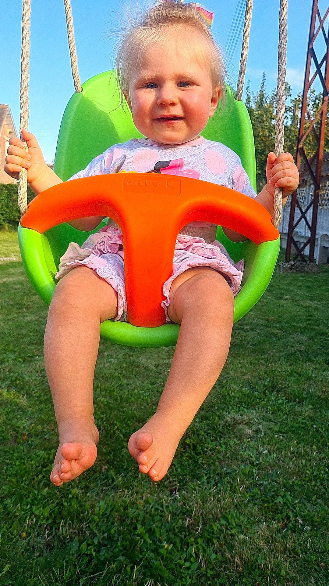 Cyrillia participe au concours pour gagner de l'argent avec cette photo : baby, baby_toddler_clothing, barefoot, child, city, foot, fun, grass, green, happy, human_leg, joy, leisure, outdoor_play_equipment, people_in_nature, person, play, playground, recreation, sitting