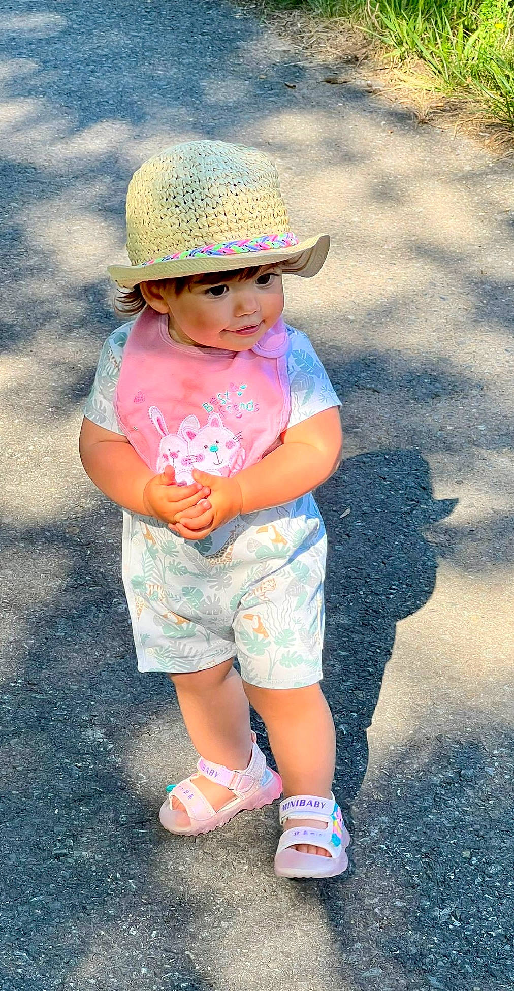 Alissa a rejoint le concours — aidez-le/la à gagner de superbes lots ! baby_toddler_clothing, cap, cool, eye, face, flash_photography, grass, happy, hat, head, headwear, human_body, people_in_nature, person, pink, shoe, shorts, smile, standing, summer