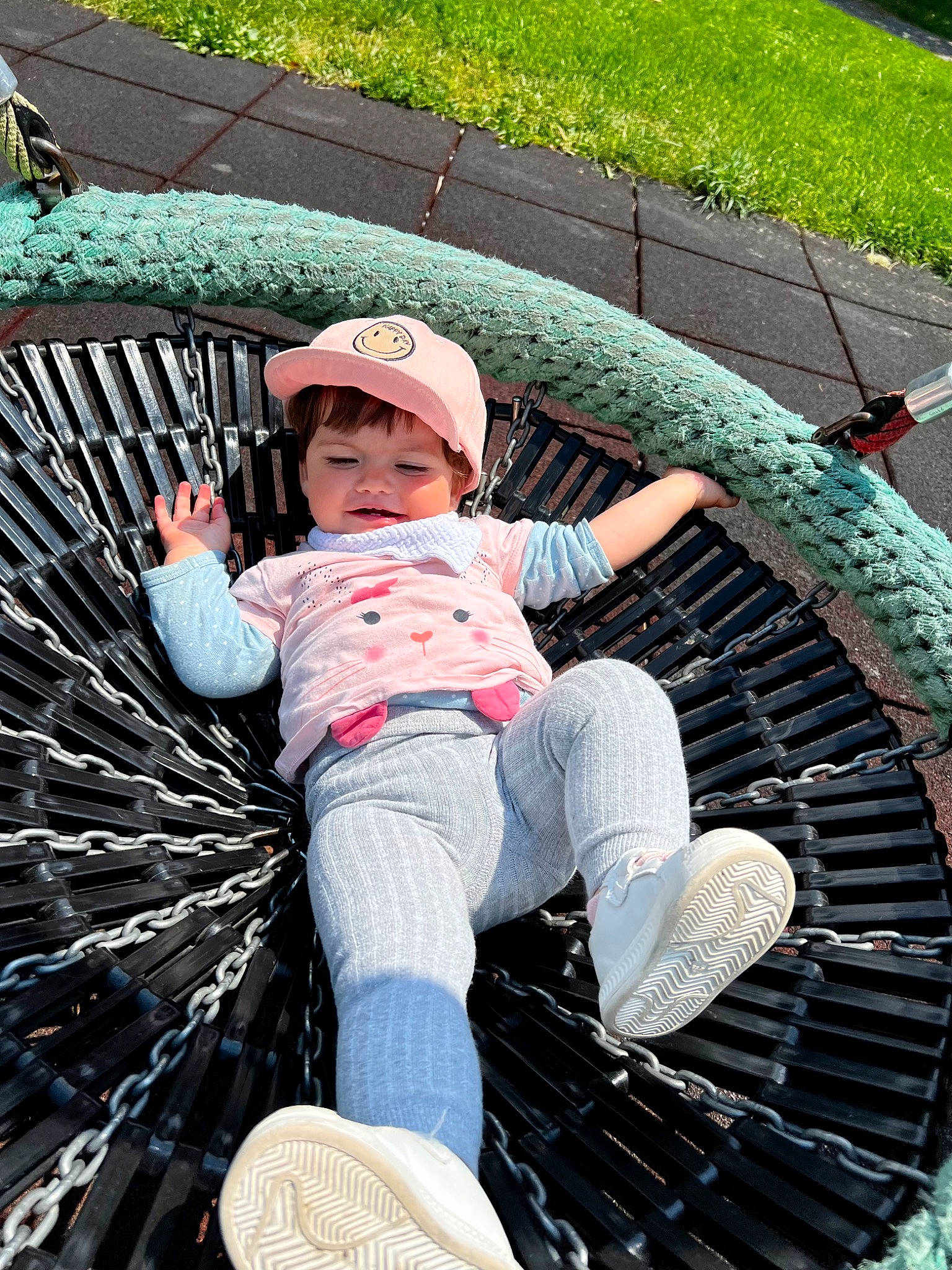 Alissa participe au concours pour gagner de l'argent avec cette photo : auto_part, baby, baby_carriage, baby_products, baby_toddler_clothing, carmine, child, comfort, fun, grass, green, hat, headwear, leisure, outdoor_furniture, person, plant, public_space, recreation, sitting