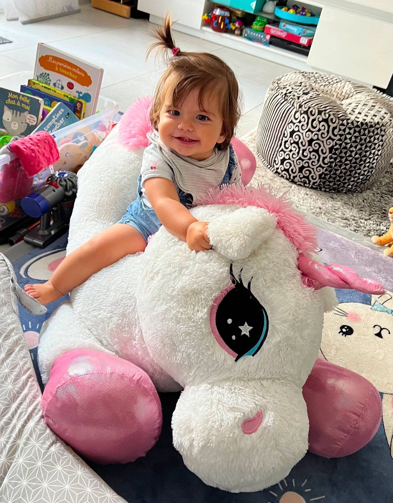 Alissa a rejoint le concours — aidez-le/la à gagner de superbes lots ! baby_toddler_clothing, child, comfort, couch, flooring, fun, happy, human_body, joy, leisure, linens, living_room, magenta, person, pink, plush, room, sitting, smile, stuffed_toy