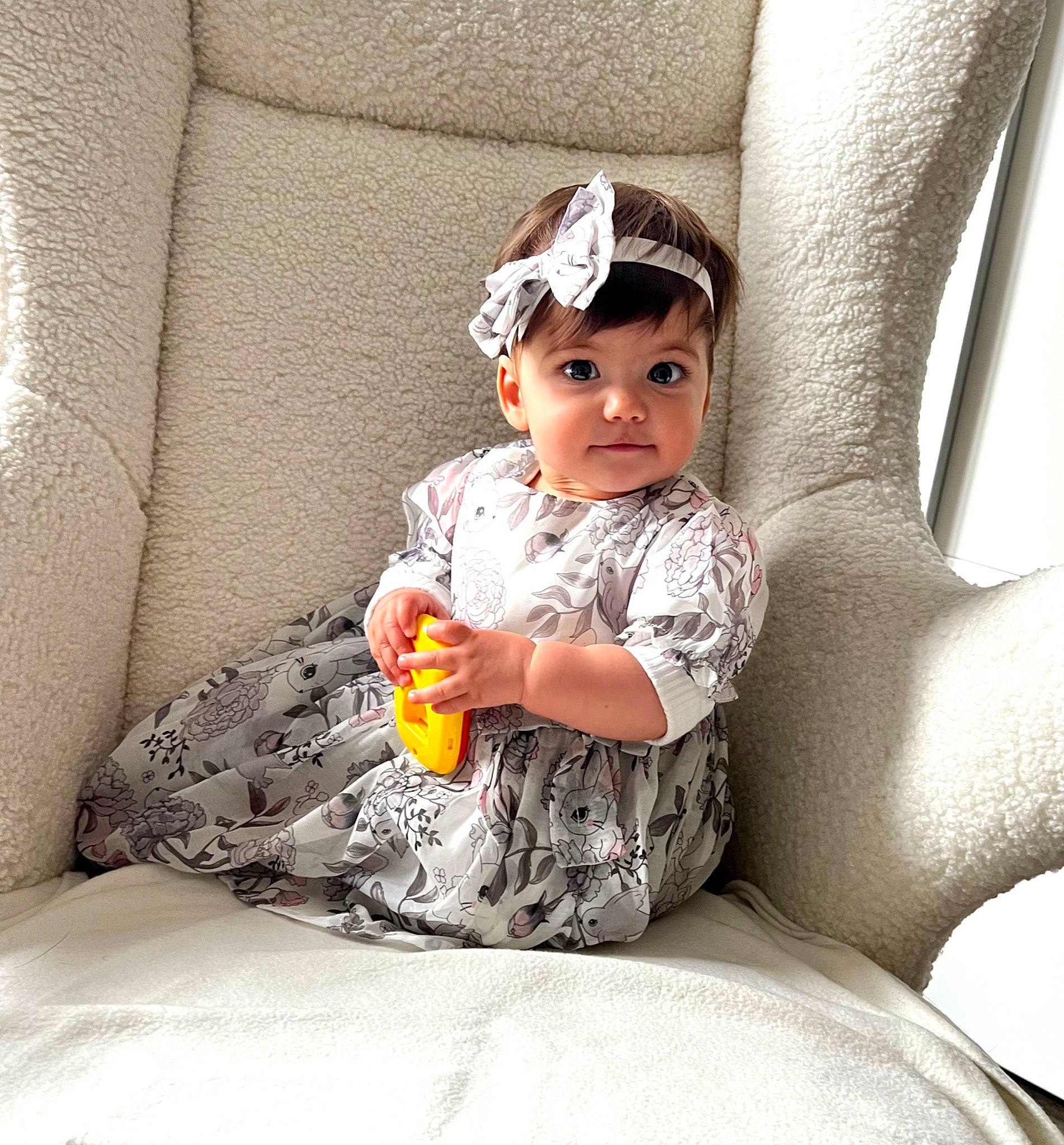 Alissa a rejoint le concours — aidez-le/la à gagner de superbes lots ! arm, baby, baby_toddler_clothing, comfort, couch, dress, eye, face, hairstyle, hand, happy, head, human_body, human_leg, leg, neck, person, skin, sleeve, thigh