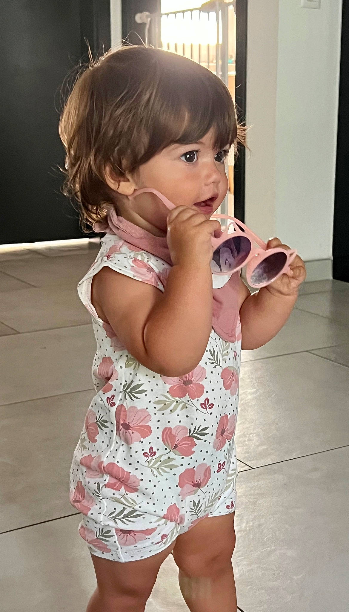 Alissa a rejoint le concours — aidez-le/la à gagner de superbes lots ! baby_toddler_clothing, chin, dress, eye, eyelash, face, finger, gesture, hair, hairstyle, happy, human_body, iris, lip, neck, nose, person, pink, skin, sleeve