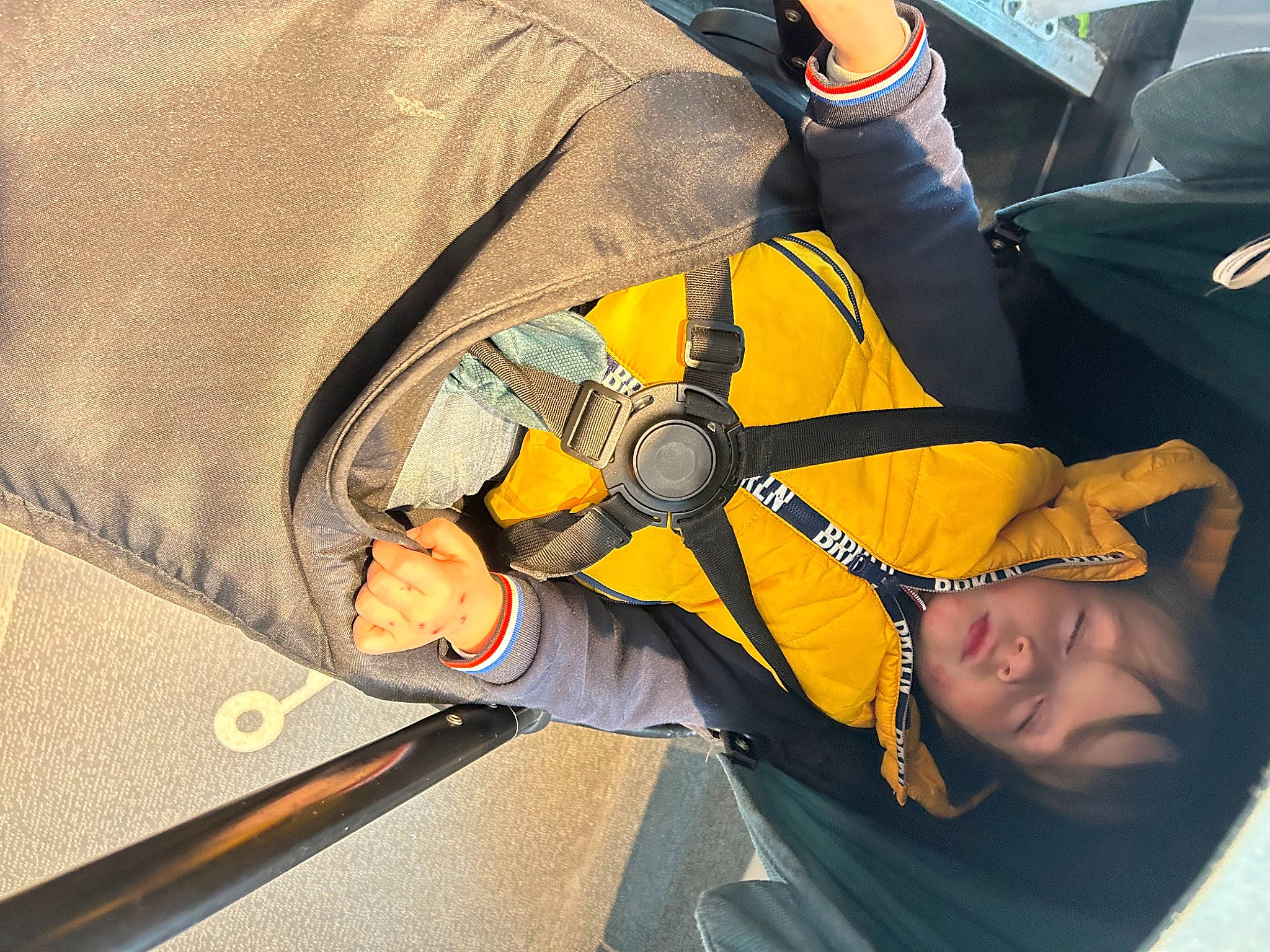 Ali a rejoint le concours — aidez-le/la à gagner de superbes lots ! auto_part, bag, comfort, elbow, finger, gesture, hand, person, personal_protective_equipment, safety_glove, service, sleeve, uniform, wrist