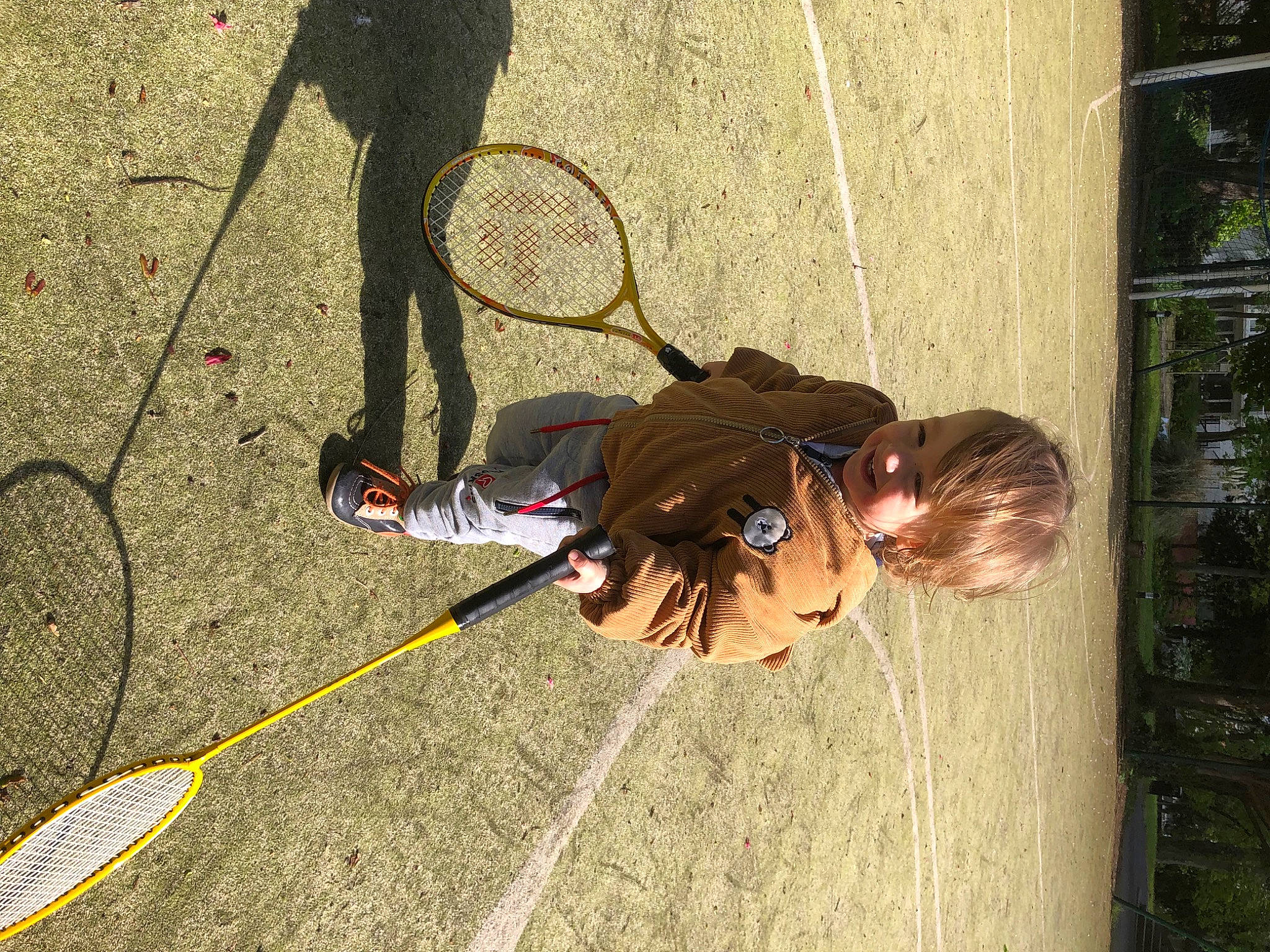Ali a rejoint le concours — aidez-le/la à gagner de superbes lots ! asphalt, child, concrete, flooring, fun, grass, leisure, person, recreation, rock_climbing_equipment, rope, shadow, sneakers, toddler, tree, wire