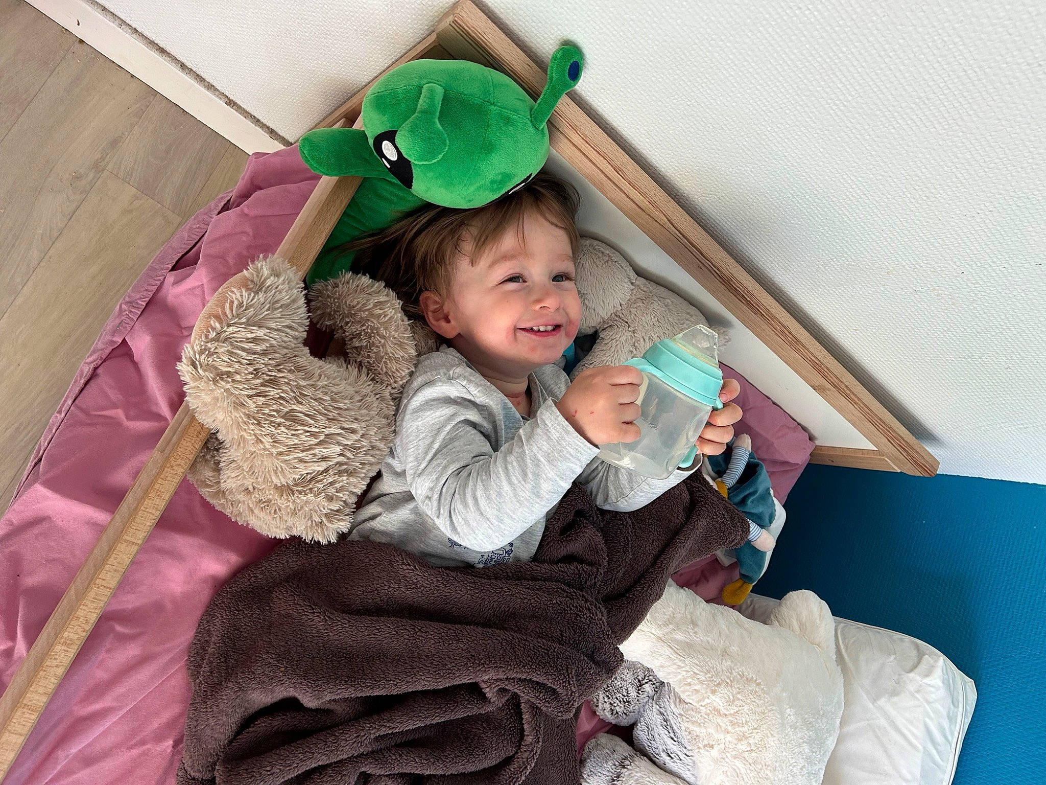 Ali participe au concours pour gagner de l'argent avec cette photo : baby, baby_products, baby_toddler_clothing, child, comfort, costume_hat, fashion_accessory, fun, fur, happy, holiday, joy, lap, leisure, person, pink, room, sitting, smile, toddler