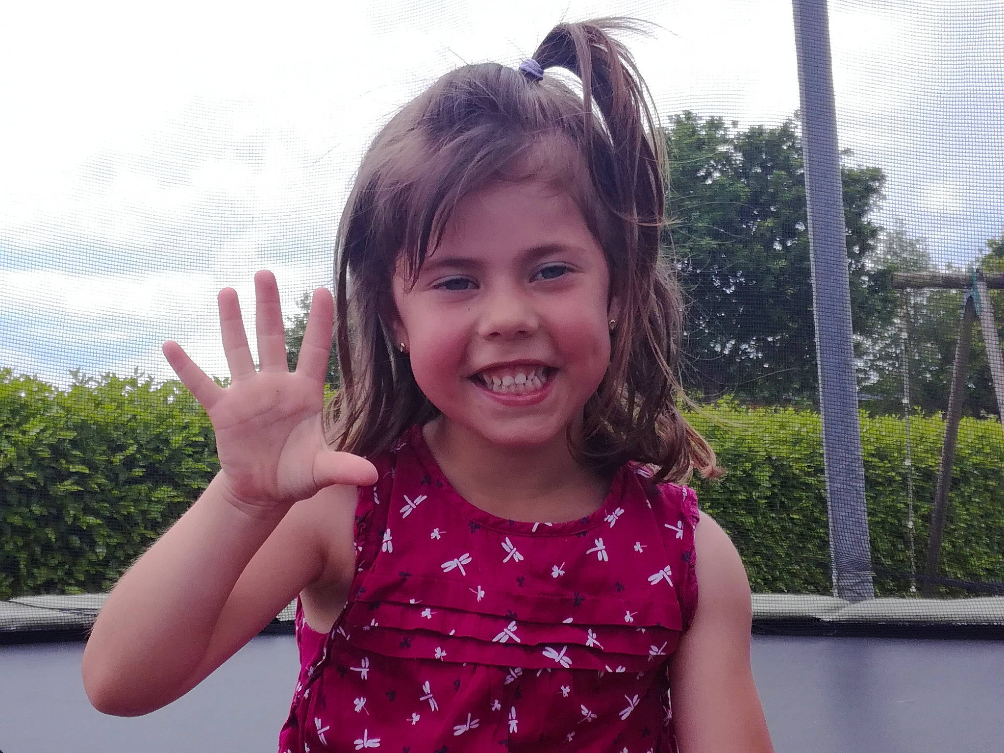 Clémence a rejoint le concours — aidez-le/la à gagner de superbes lots ! arm, child, face, facial_expression, finger, fun, gesture, hand, happy, joy, leisure, person, photography, smile, summer, thumb, toddler, tree, vacation