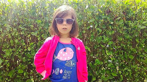 Clémence participe au concours pour gagner de l'argent avec cette photo : child, cool, eyewear, glasses, grass, leisure, magenta, outerwear, person, pink, plant, style, sunglasses, t_shirt, tree, vacation