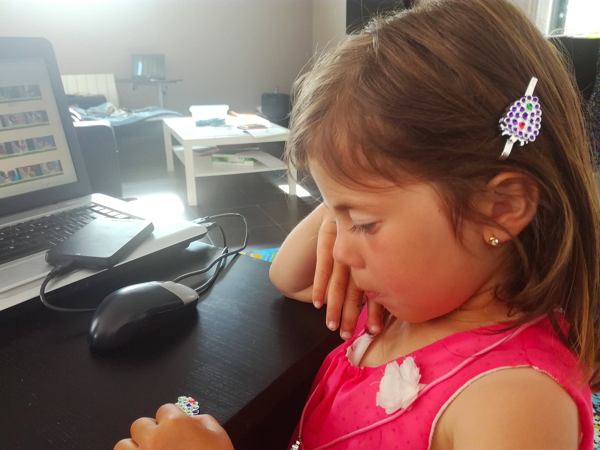 Clémence a rejoint le concours — aidez-le/la à gagner de superbes lots ! arm, cheek, child, chin, cool, ear, face, forehead, hair, hair_accessory, hairstyle, hand, head, headband, human, mouth, neck, nose, person, skin