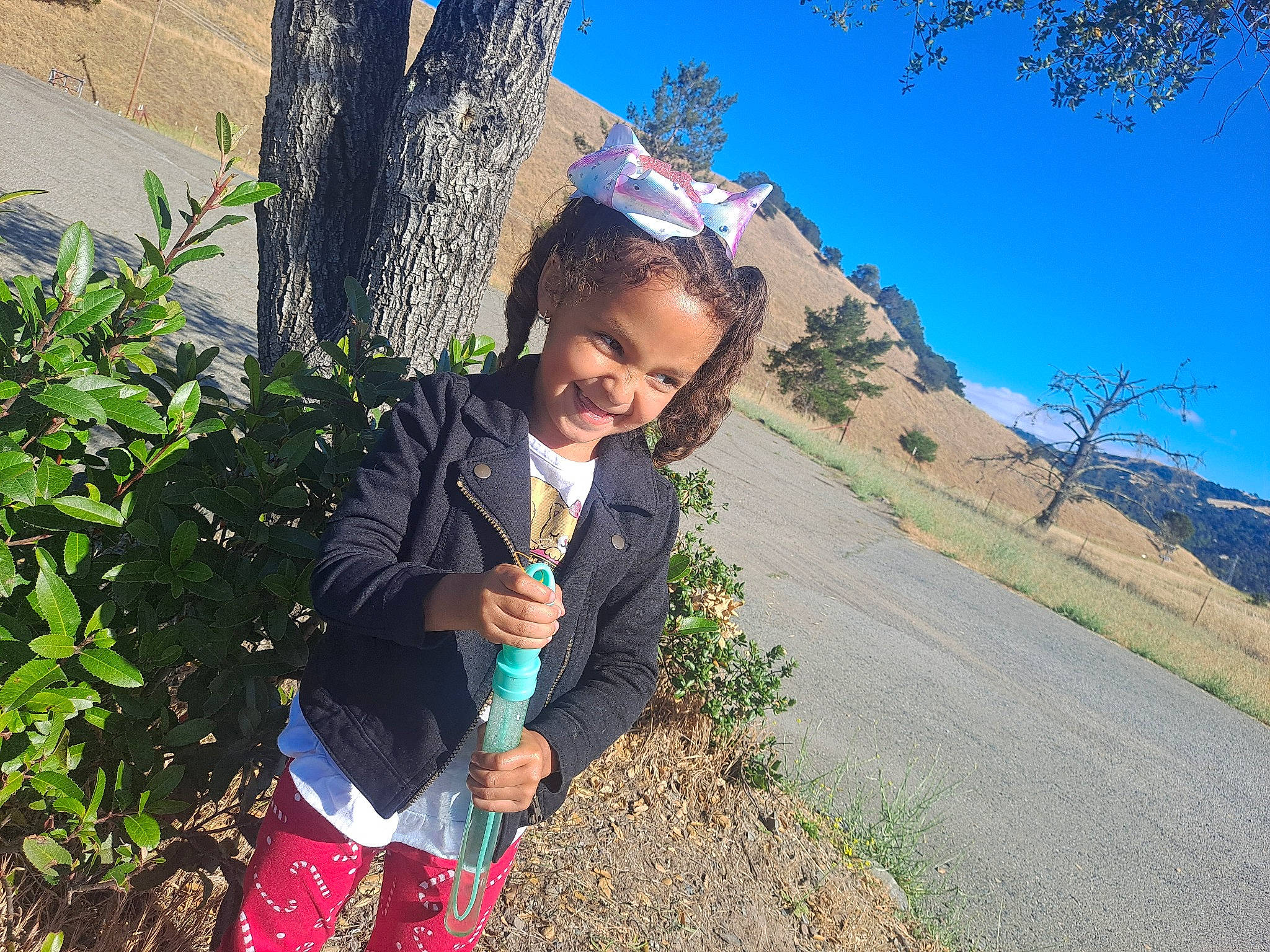 Re'Nayah is registered to the contest to win money with this photo: adaptation, electric_blue, grass, grass_family, grassland, happy, joy, landscape, leaf, leisure, people_in_nature, person, plant, recreation, rural_area, sky, soil, summer, toddler, travel