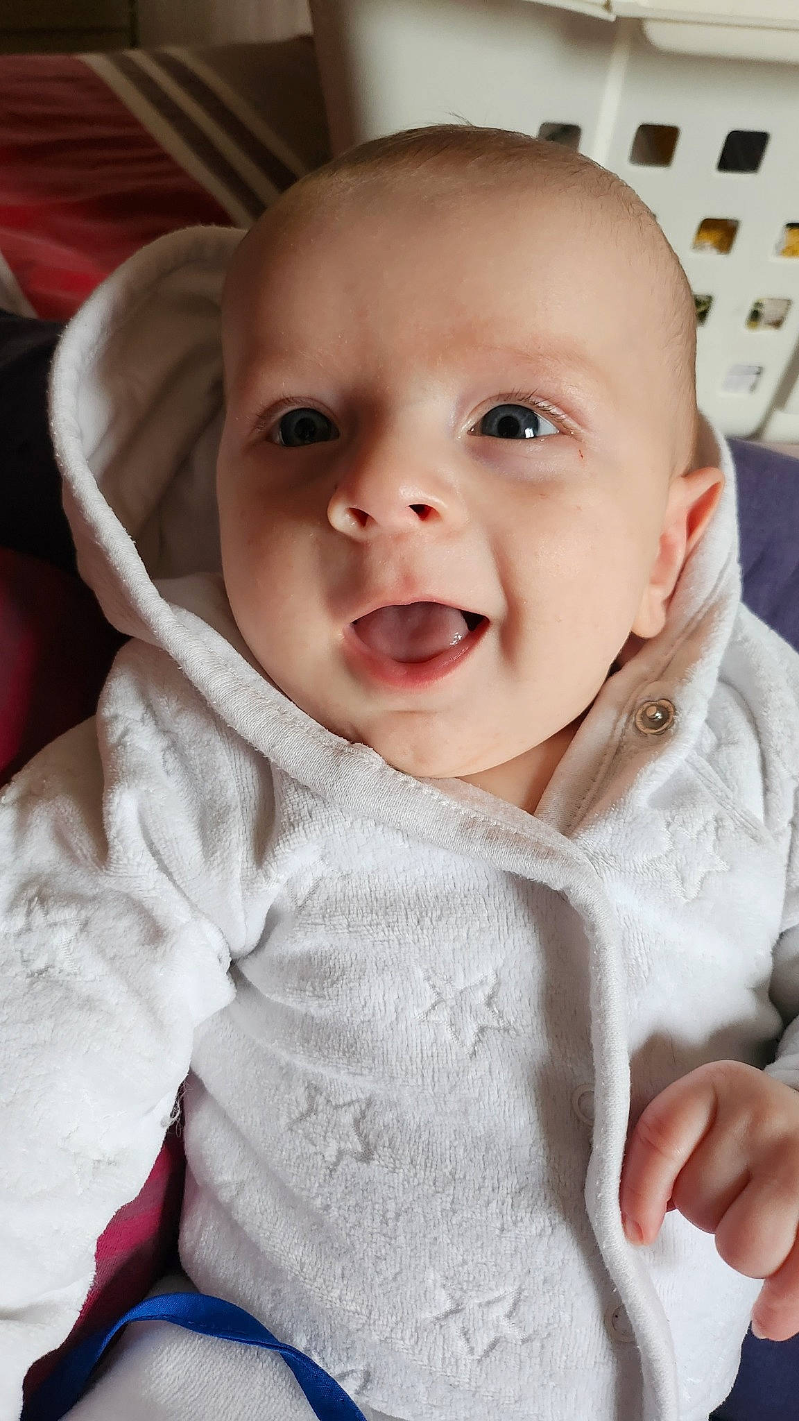 Kèlyo a rejoint le concours — aidez-le/la à gagner de superbes lots ! baby, baby_toddler_clothing, cheek, chin, comfort, eyebrow, face, facial_expression, finger, happy, iris, lip, mouth, nose, person, product, skin, sleeve, smile, textile