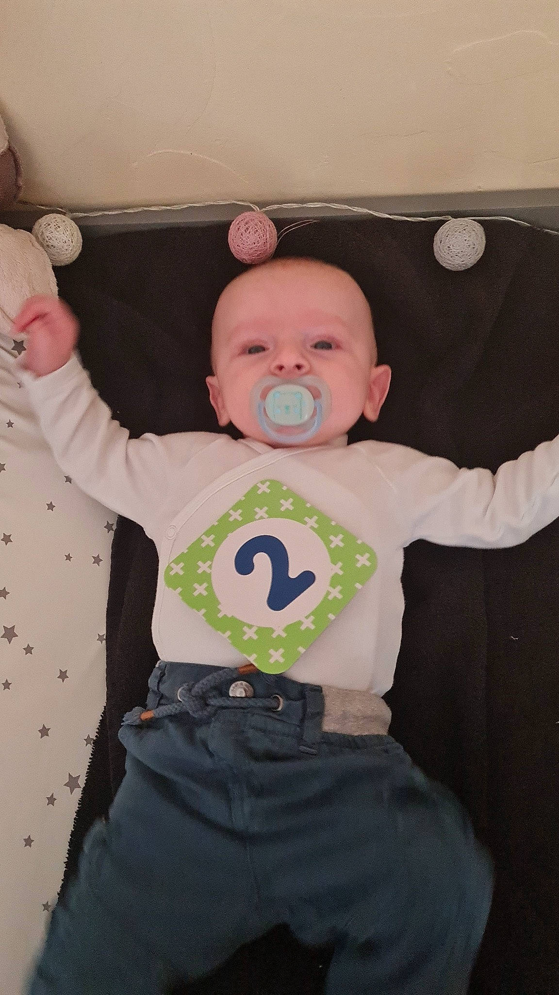 Kèlyo participe au concours pour gagner de l'argent avec cette photo : baby, baby_products, baby_toddler_clothing, cheek, child, costume, event, finger, flash_photography, fun, gesture, happy, pattern, person, personal_protective_equipment, room, sleeve, t_shirt, toddler