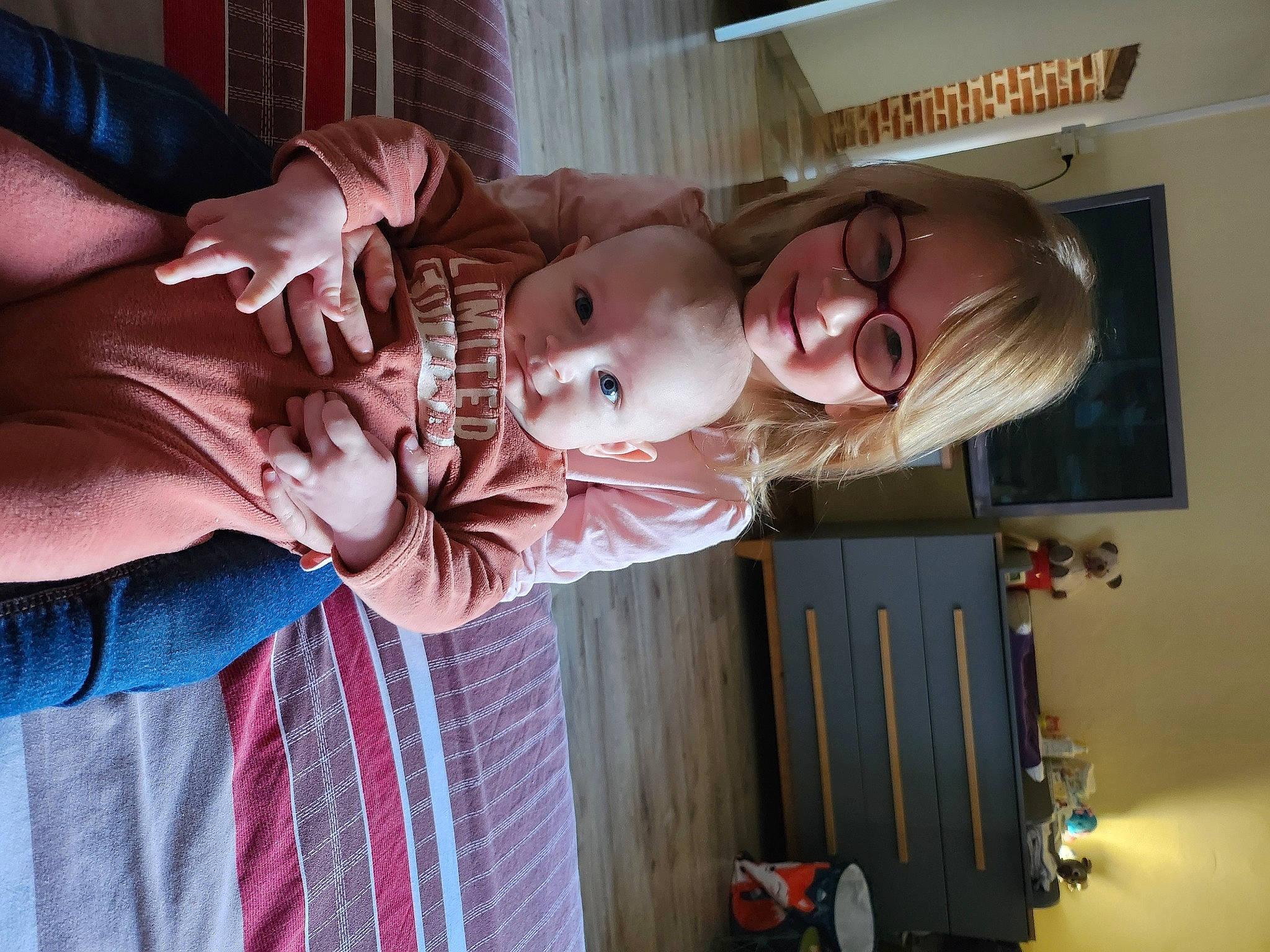 Kèlyo participe au concours pour gagner de l'argent avec cette photo : baby, child, eyewear, flesh, fun, mouth, pattern, person, picture_frame, pink, room, smile, toddler, window, wood