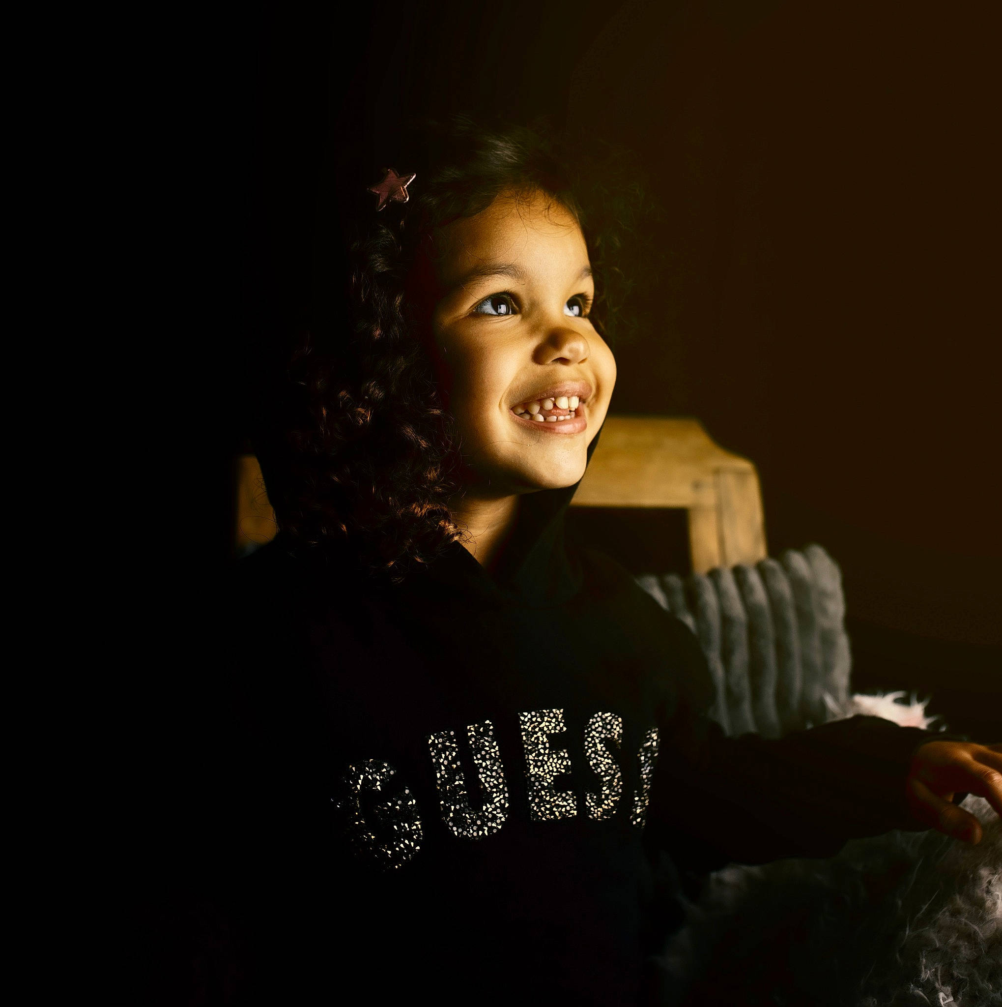 Liya participe au concours pour gagner de l'argent avec cette photo : child, curtain, darkness, entertainment, event, flash_photography, fun, gesture, happy, human_body, joy, music, music_artist, performing_arts, person, portrait_photography, room, sitting, sleeve, smile