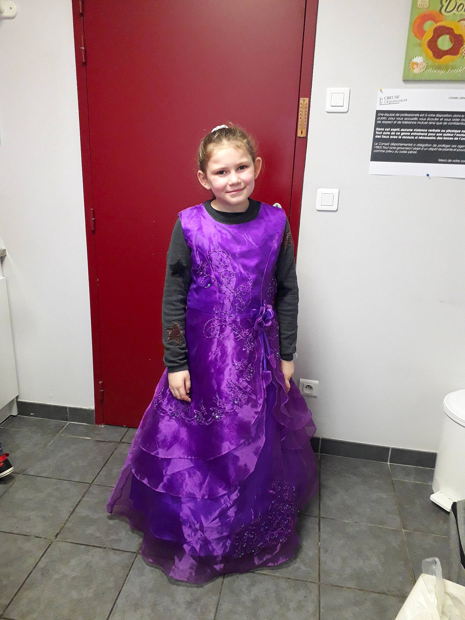 Alycia a rejoint le concours — aidez-le/la à gagner de superbes lots ! beauty, door, dress, electric_blue, event, fashion_design, flooring, formal_wear, gown, human_body, joint, joy, magenta, one_piece_garment, paper_towel, pattern, person, purple, room, sleeve