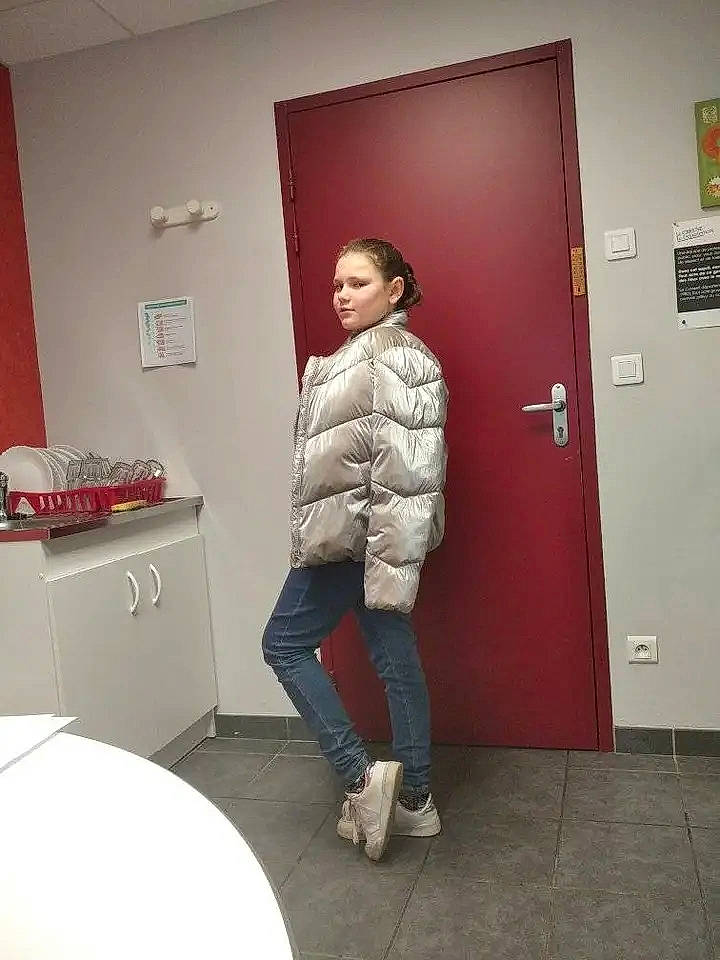 Alycia a rejoint le concours — aidez-le/la à gagner de superbes lots ! bag, boot, cabinetry, comfort, curtain, door, flooring, fun, fur, house, human_leg, jeans, knee, luggage_and_bags, person, room, standing, thigh