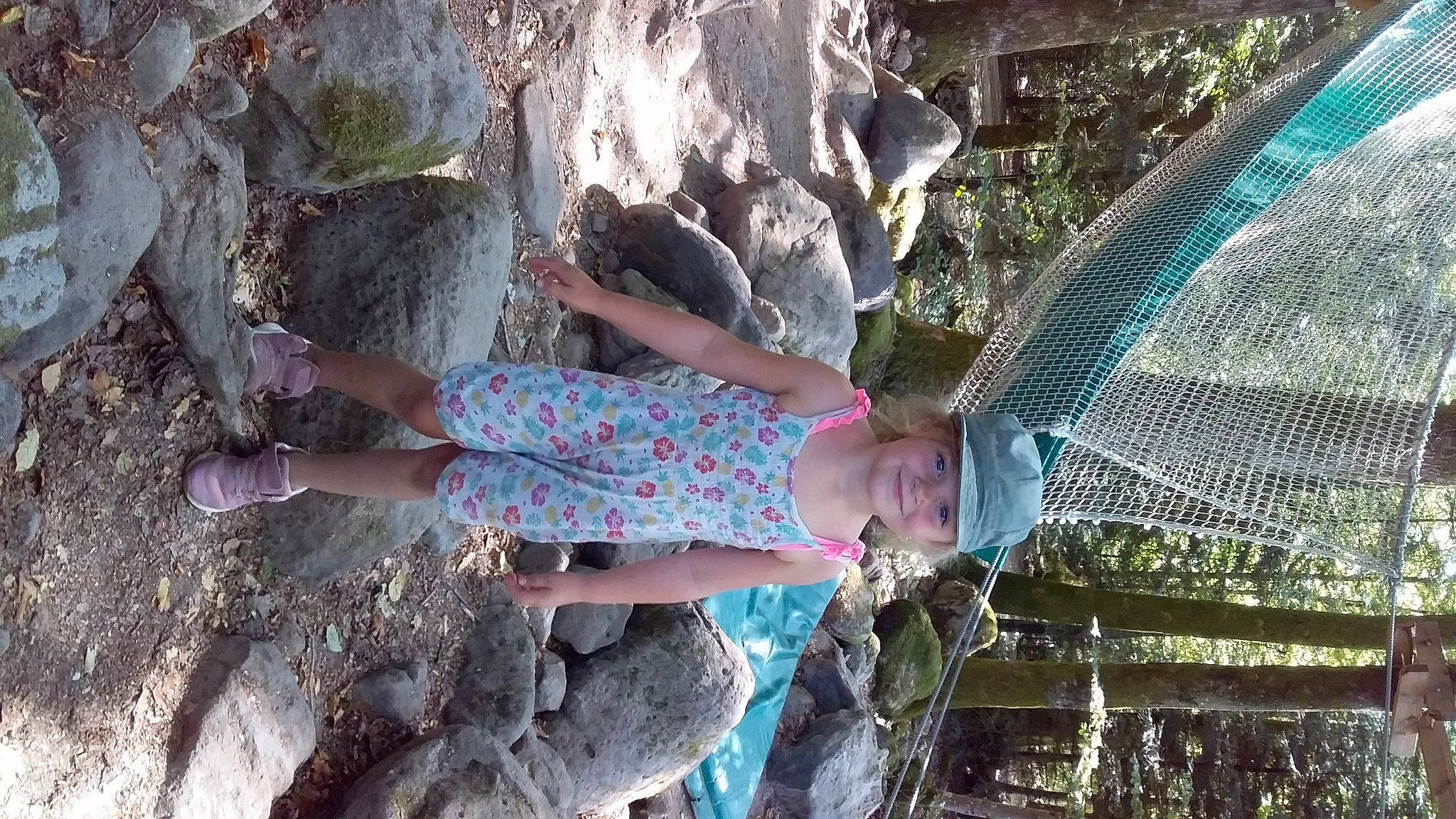 Madison a rejoint le concours — aidez-le/la à gagner de superbes lots ! foot, fun, headwear, human_leg, joy, leaf, leg, leisure, people_in_nature, person, pink, plant, recreation, reflection, rock, soil, sunglasses, thigh, toddler, tourism