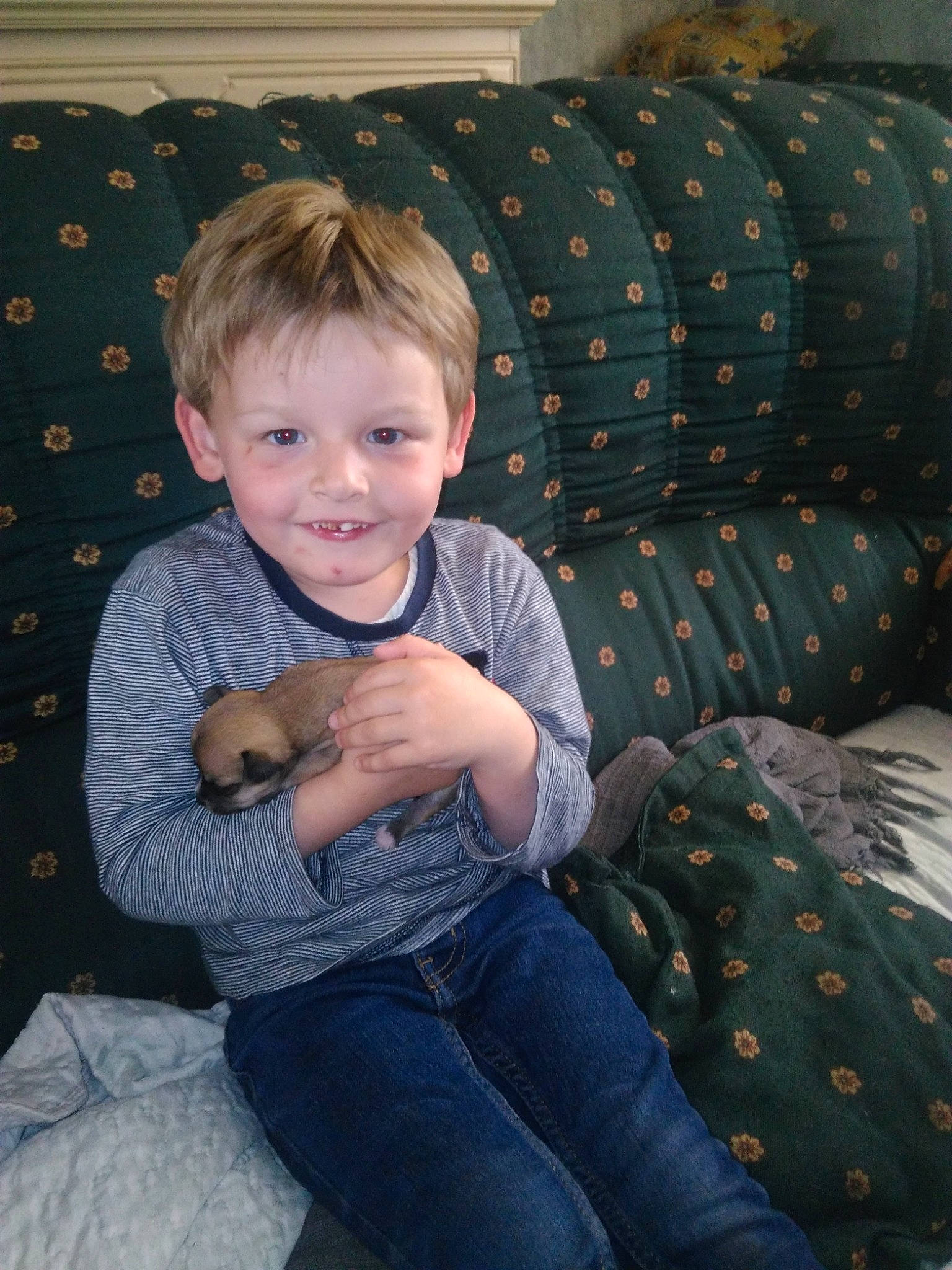 Aïden a rejoint le concours — aidez-le/la à gagner de superbes lots ! arm, baby_toddler_clothing, cheek, child, comfort, eye, face, fun, happy, head, human_body, jeans, joy, lap, pattern, person, sitting, sleeve, smile, t_shirt