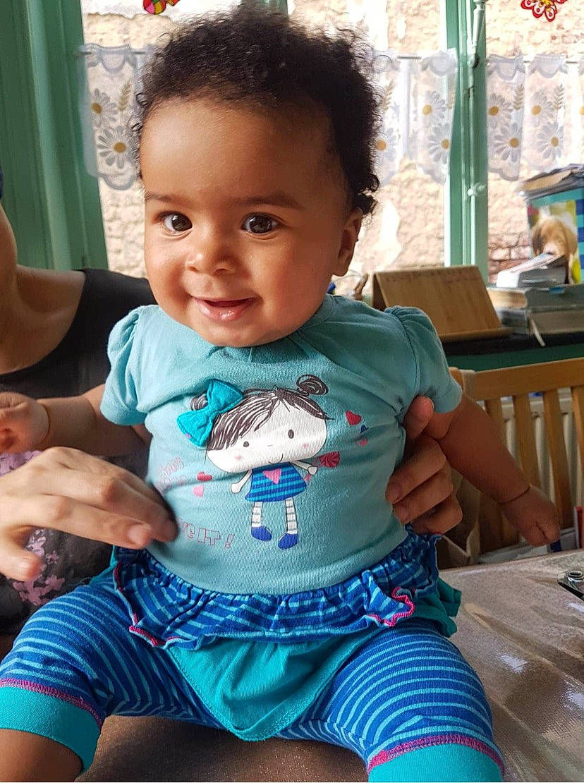 Naëlle participe au concours pour gagner de l'argent avec cette photo : abdomen, baby, baby_toddler_clothing, cheek, child, joy, leg, person, sitting, skin, smile, toddler, turquoise