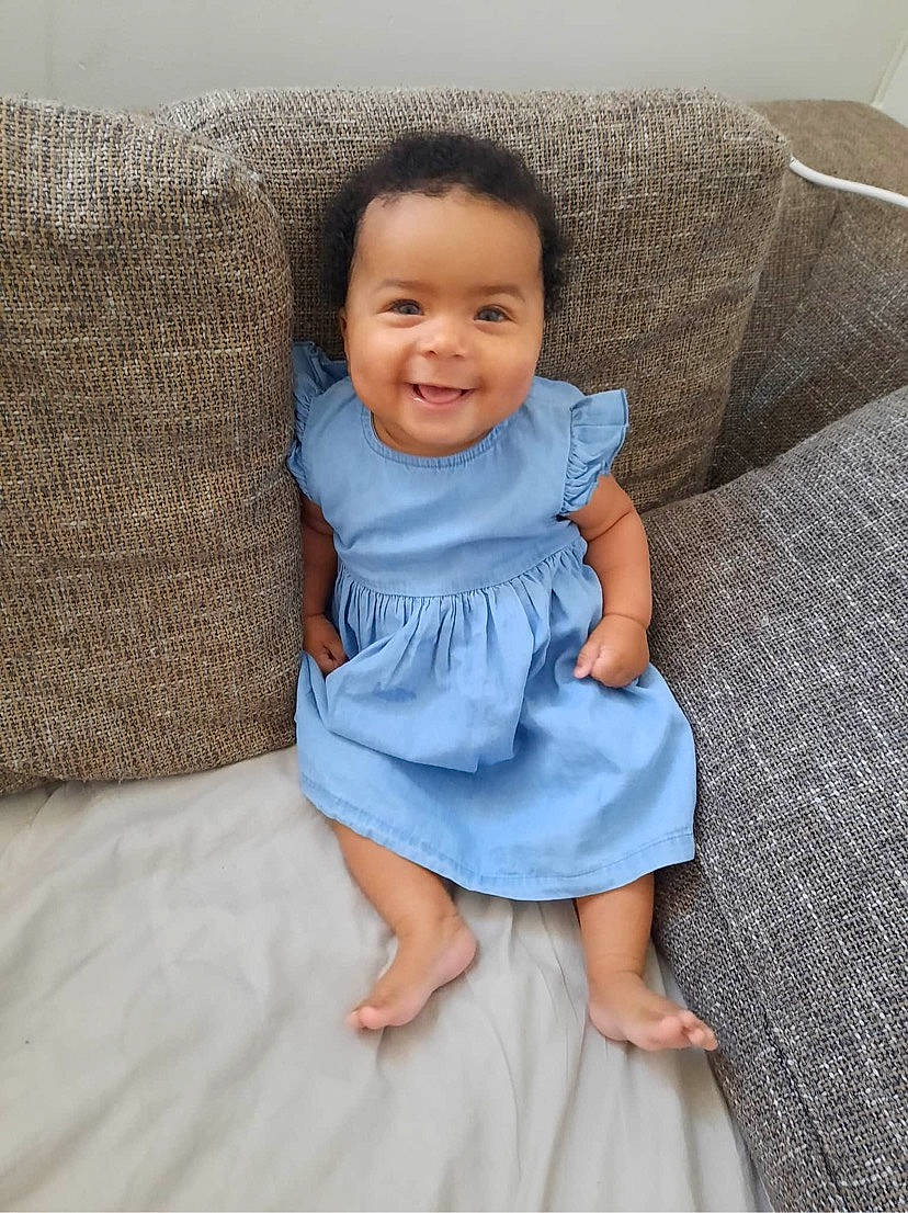 Naëlle a rejoint le concours — aidez-le/la à gagner de superbes lots ! arm, baby, baby_toddler_clothing, blue, cheek, child, face, head, joy, leg, linens, person, sitting, skin, smile, textile, toddler