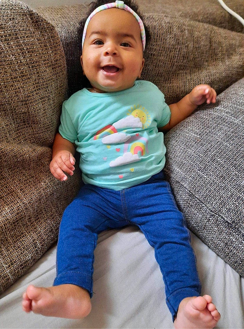 Naëlle participe au concours pour gagner de l'argent avec cette photo : baby, child, people, person, play, sitting, skin, toddler