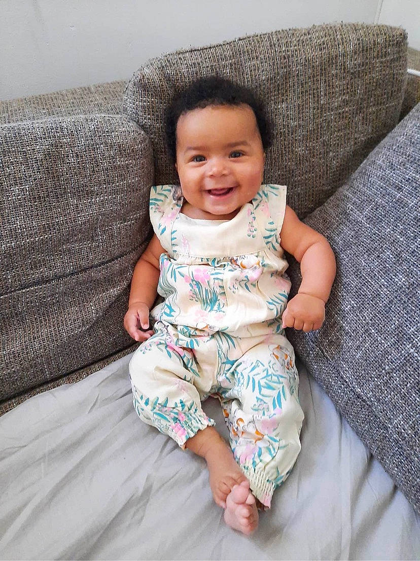 Naëlle participe au concours pour gagner de l'argent avec cette photo : baby, baby_toddler_clothing, child, comfort, joy, person, sitting, skin, smile, toddler