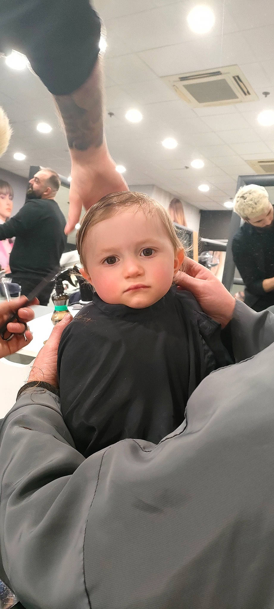 Mathéo a rejoint le concours — aidez-le/la à gagner de superbes lots ! arm, barber, beauty_salon, chair, cheek, child, ear, finger, fun, gesture, hairstyle, hand, happy, human, joint, person, personal_grooming, shoulder, skin, standing