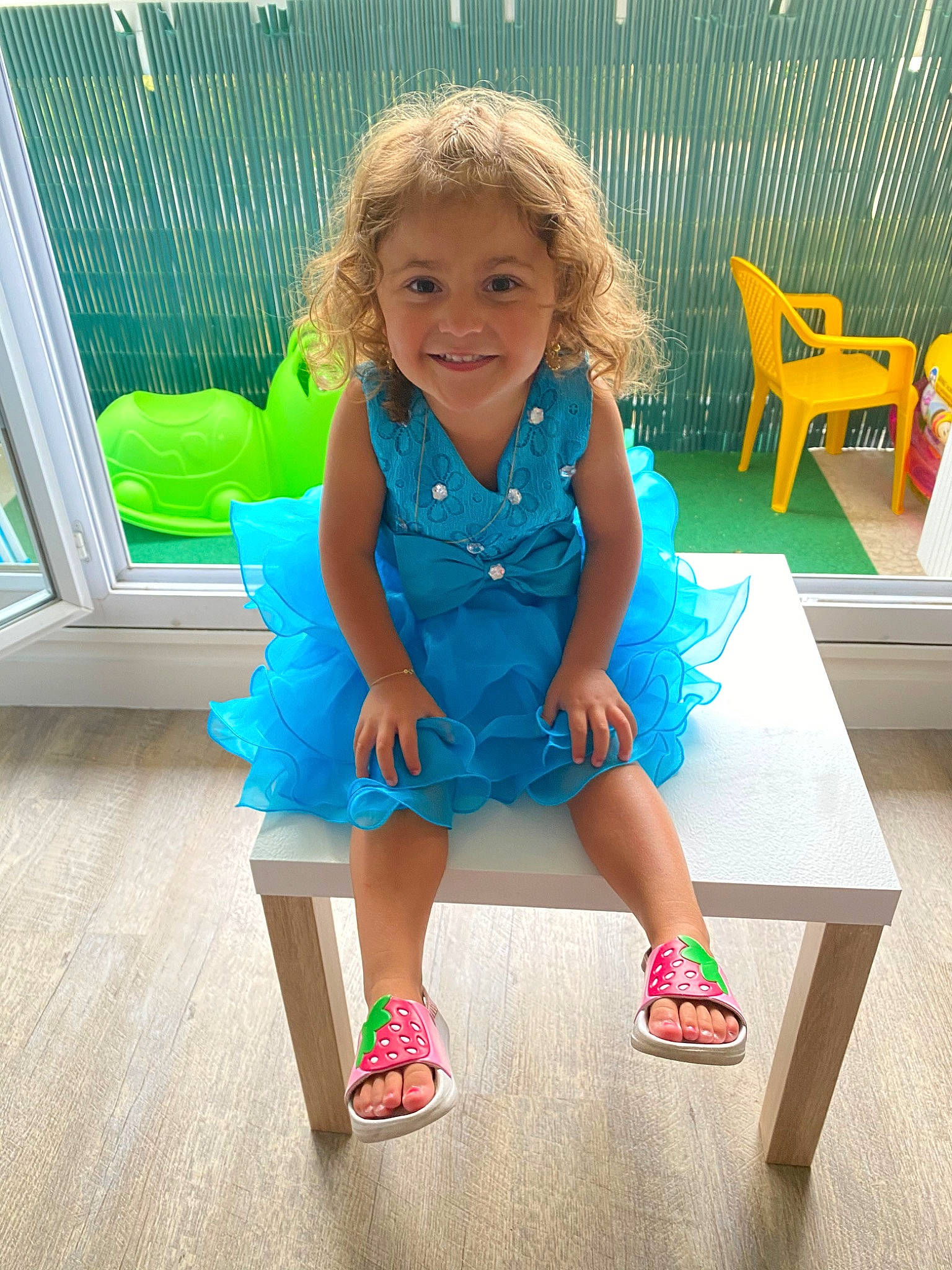 Jinna participe au concours pour gagner de l'argent avec cette photo : blue, child, child_model, dress, electric_blue, fun, furniture, joy, person, play, shoe, sitting, smile, summer, table, toddler, turquoise, vacation