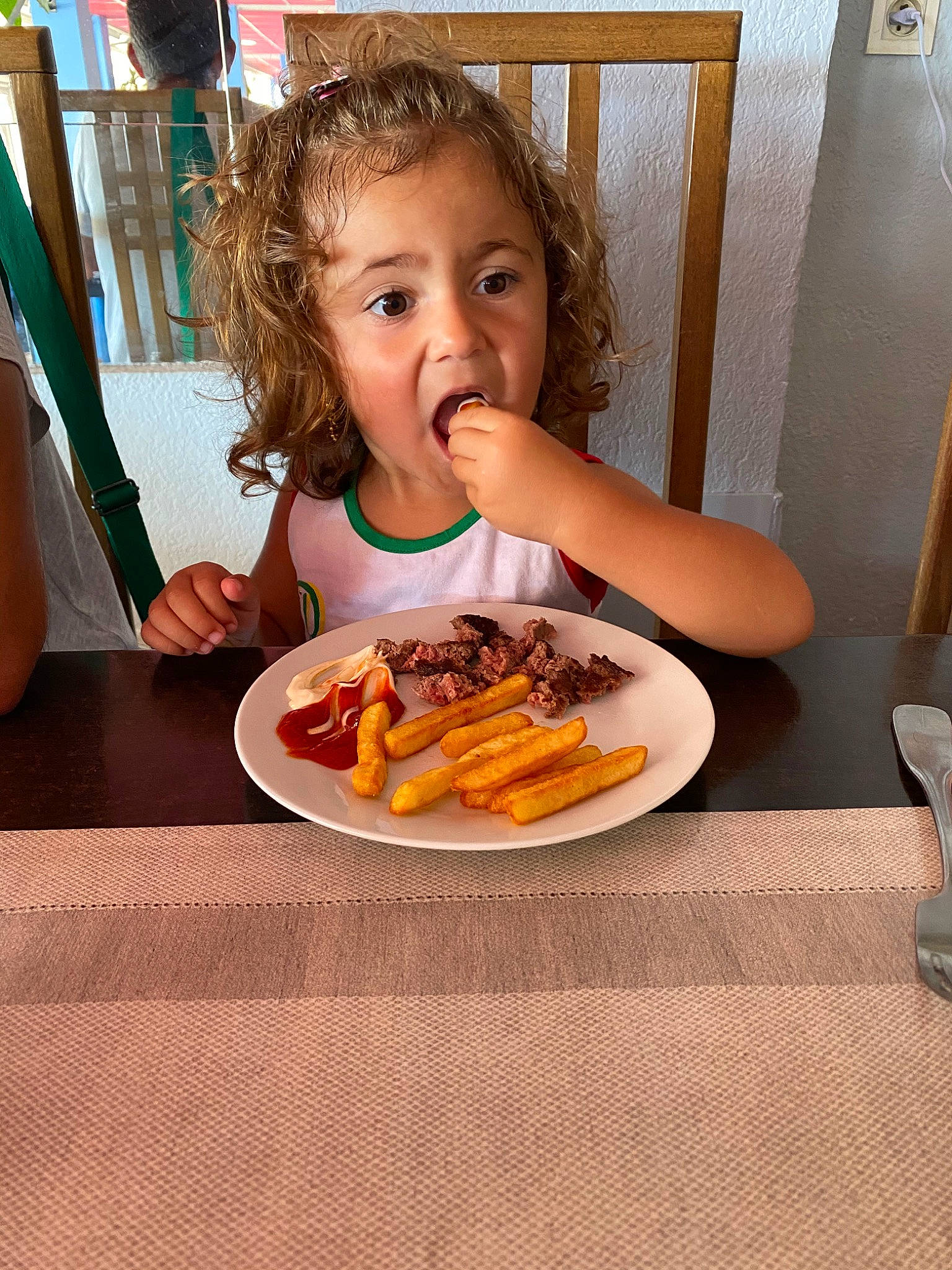 Jinna a rejoint le concours — aidez-le/la à gagner de superbes lots ! breakfast, brunch, child, comfort_food, cuisine, dish, eating, fast_food, food, junk_food, kids_meal, lunch, meal, person, surprise, toddler, vacation